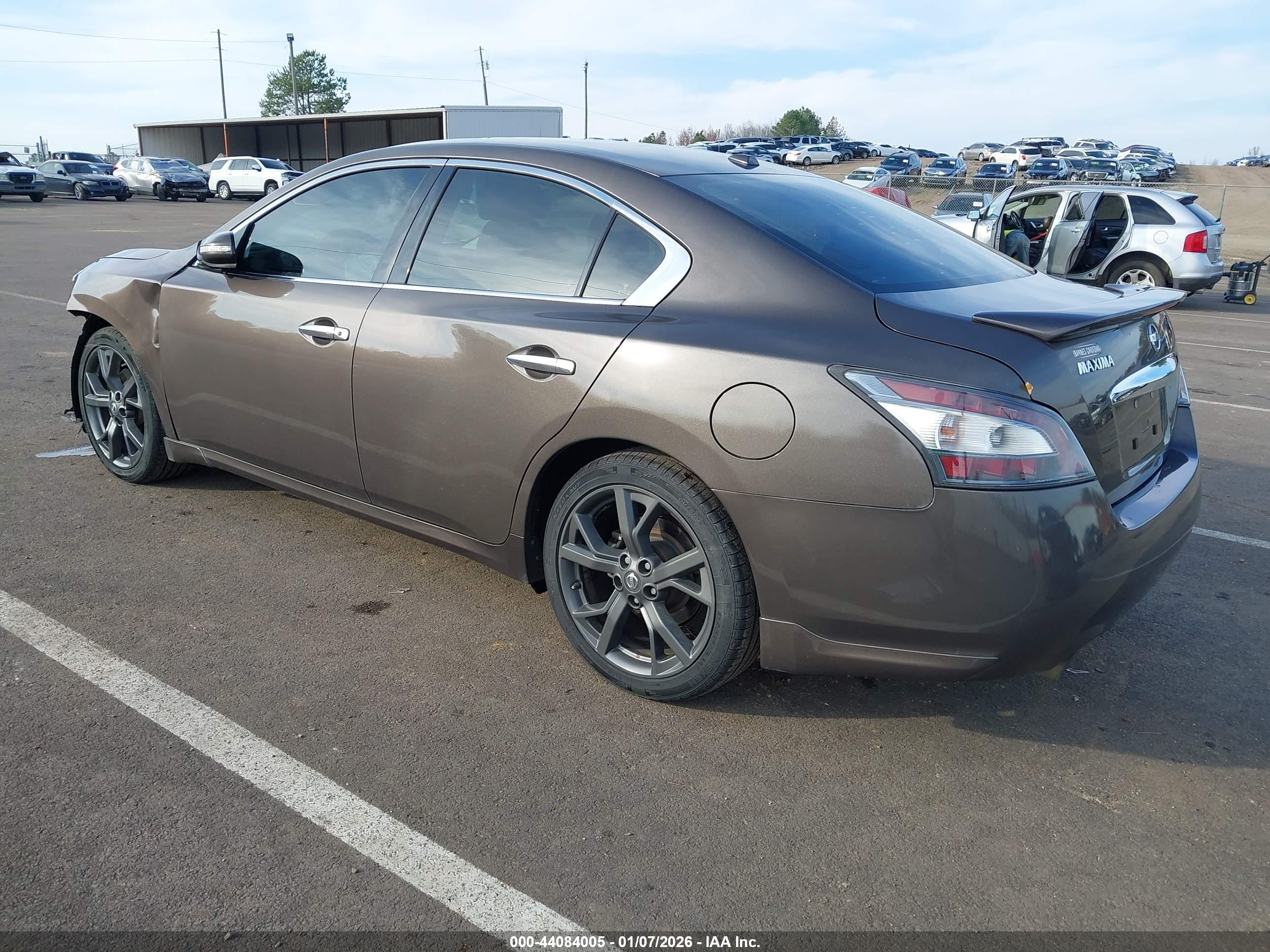 NISSAN MAXIMA image 3