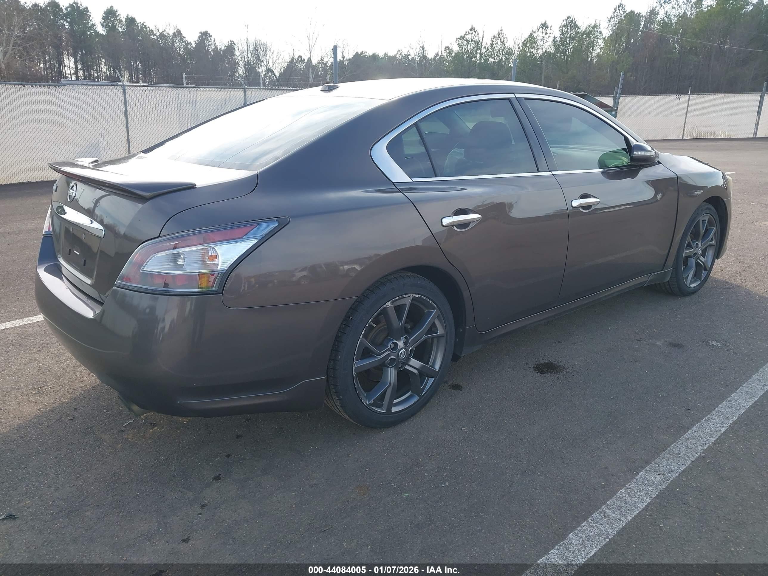 NISSAN MAXIMA image 4