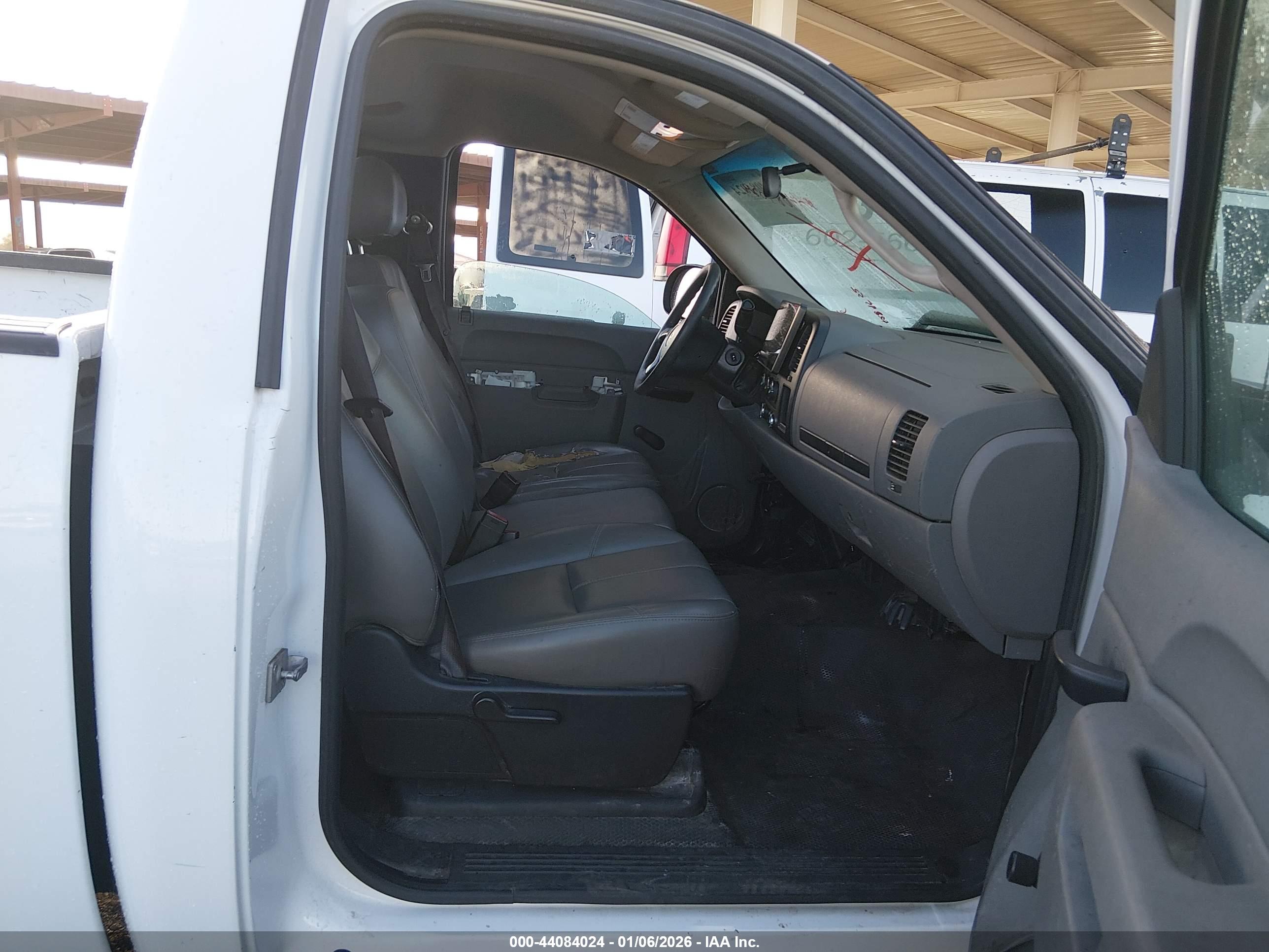 CHEVROLET SILVERADO image 5