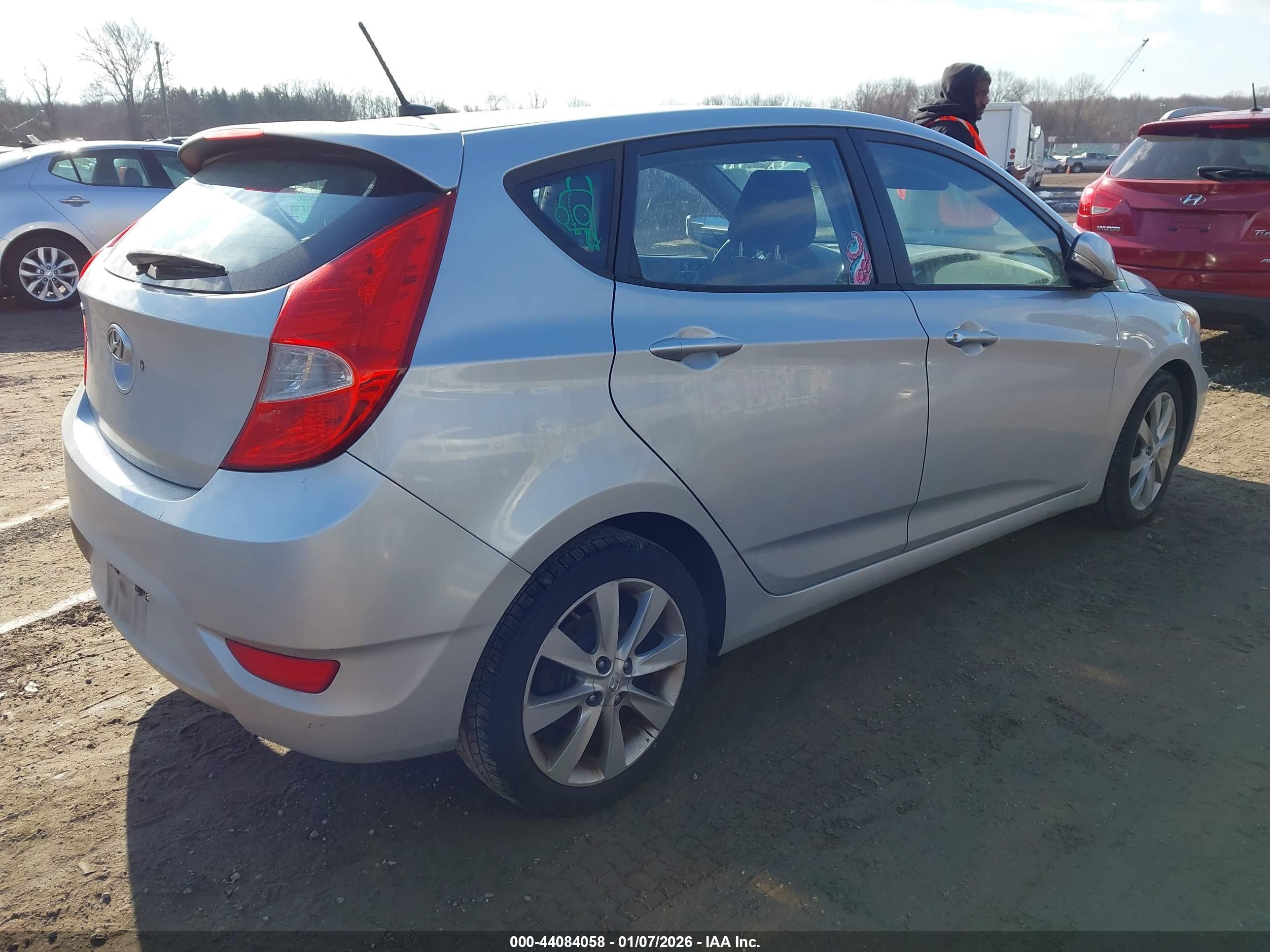 HYUNDAI ACCENT image 4