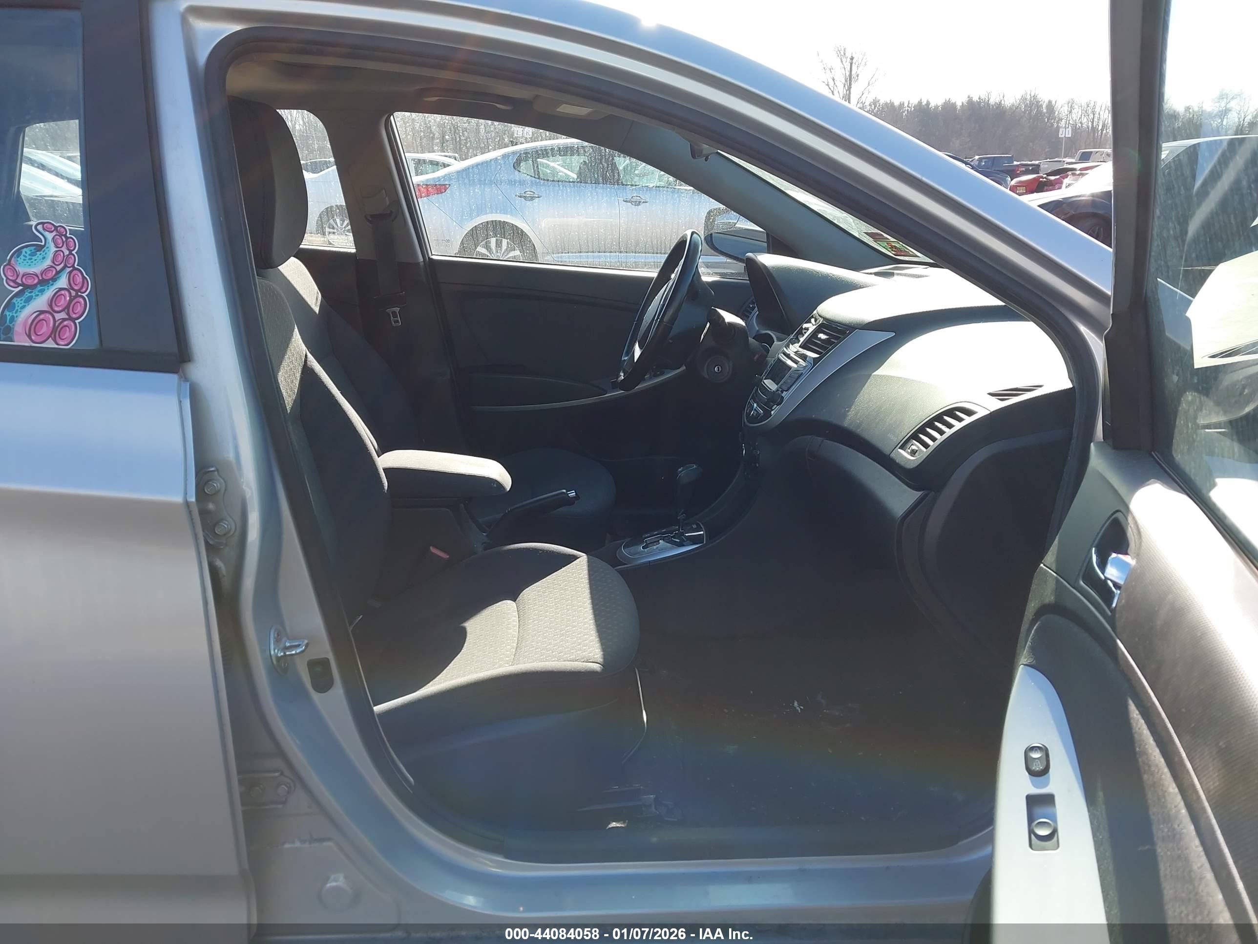 HYUNDAI ACCENT image 5