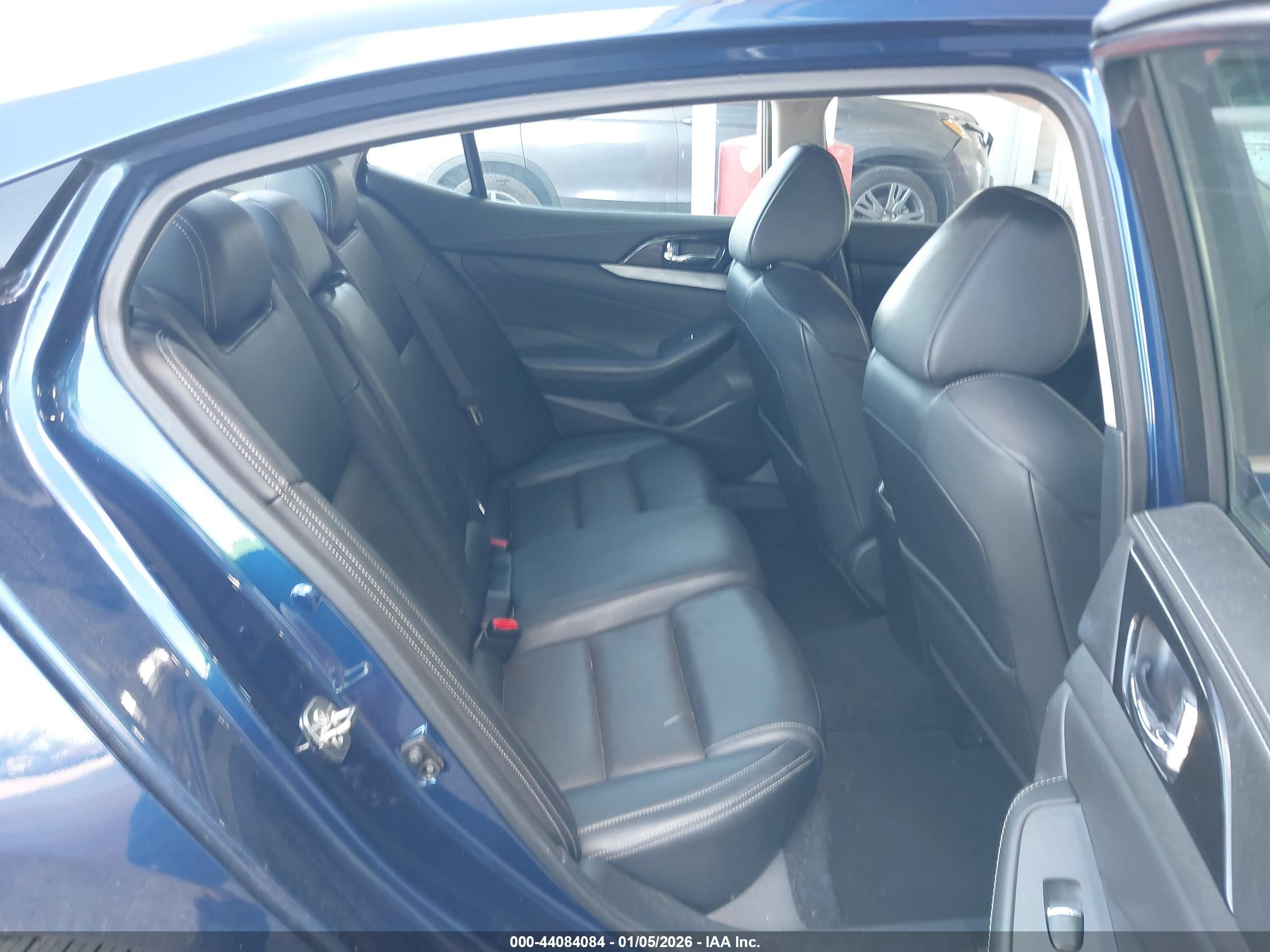 NISSAN MAXIMA image 8