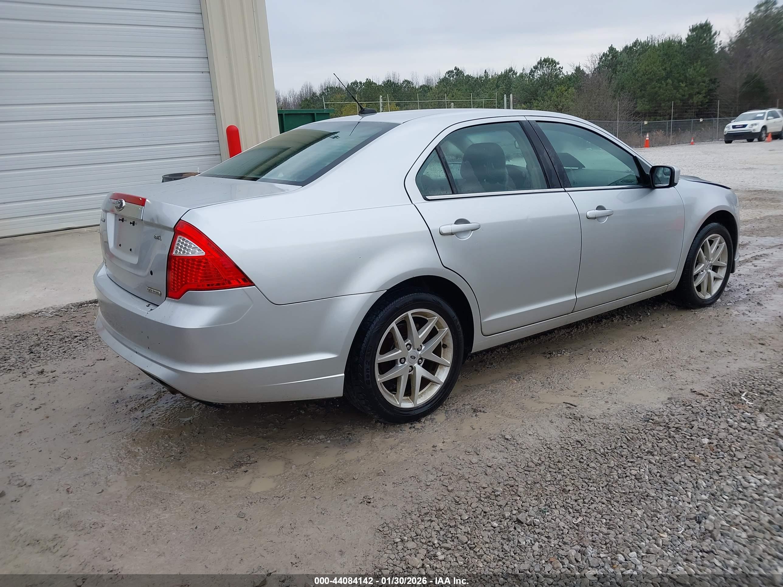FORD FUSION image 4