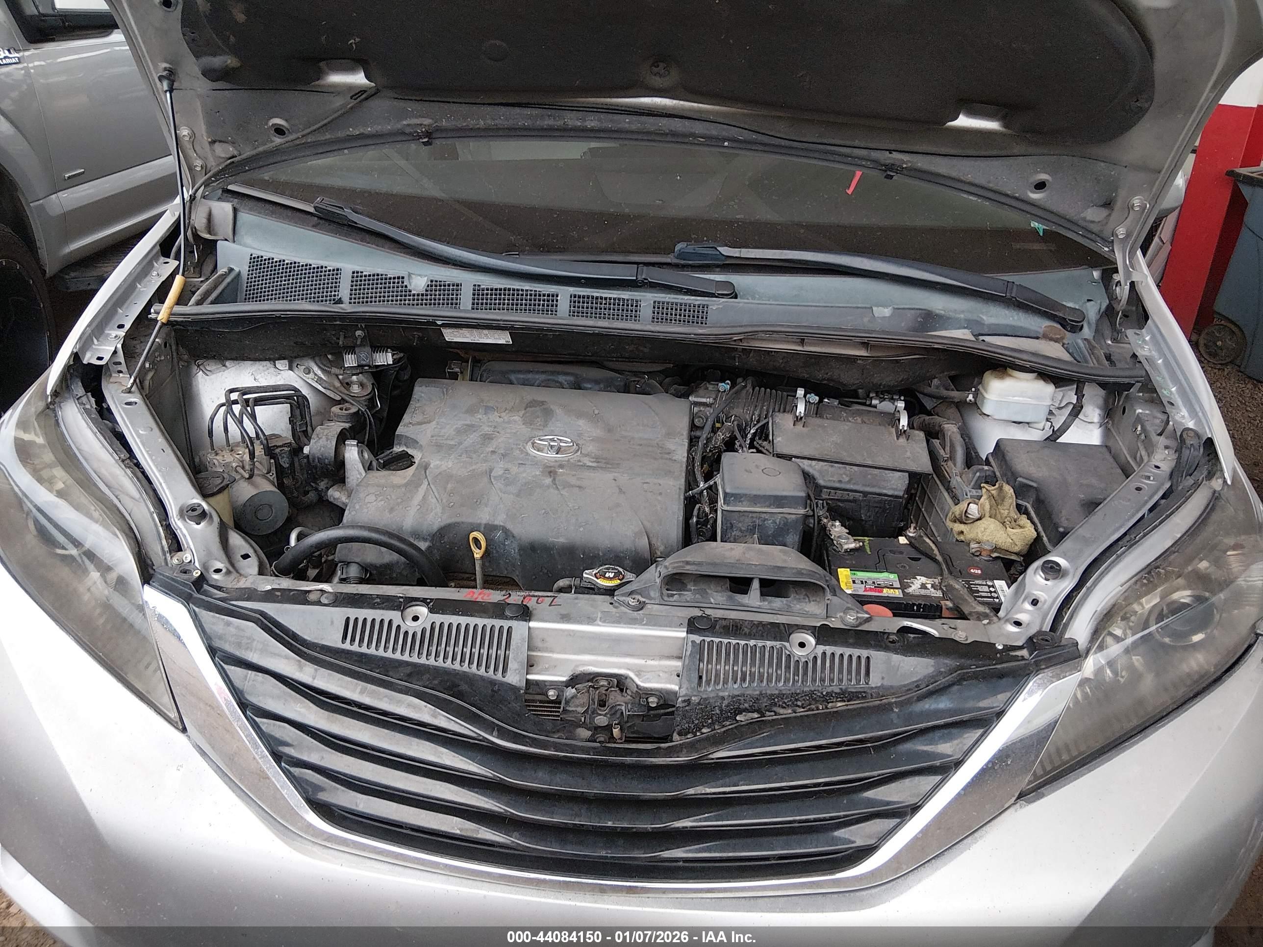 TOYOTA SIENNA image 10