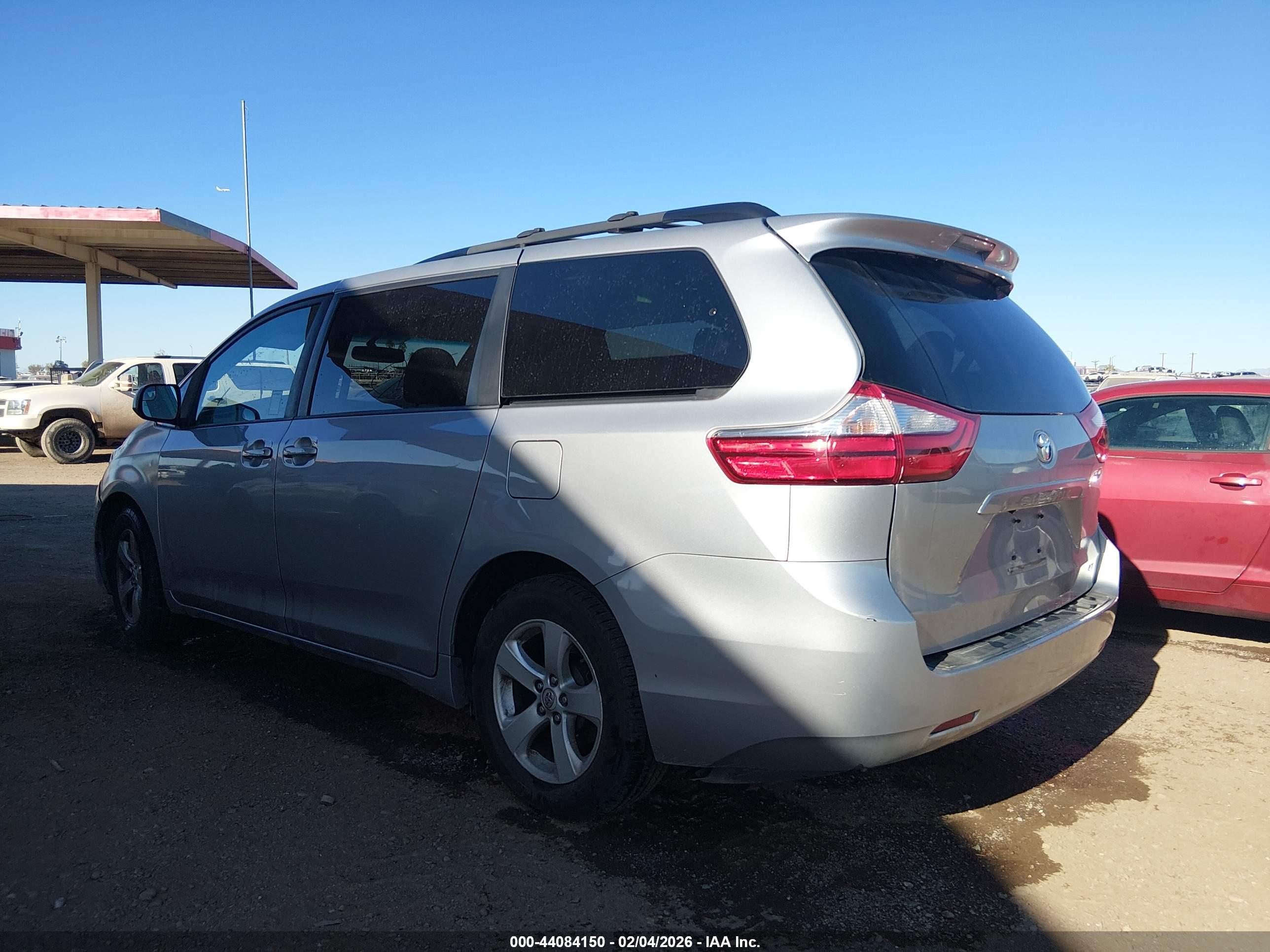TOYOTA SIENNA image 3