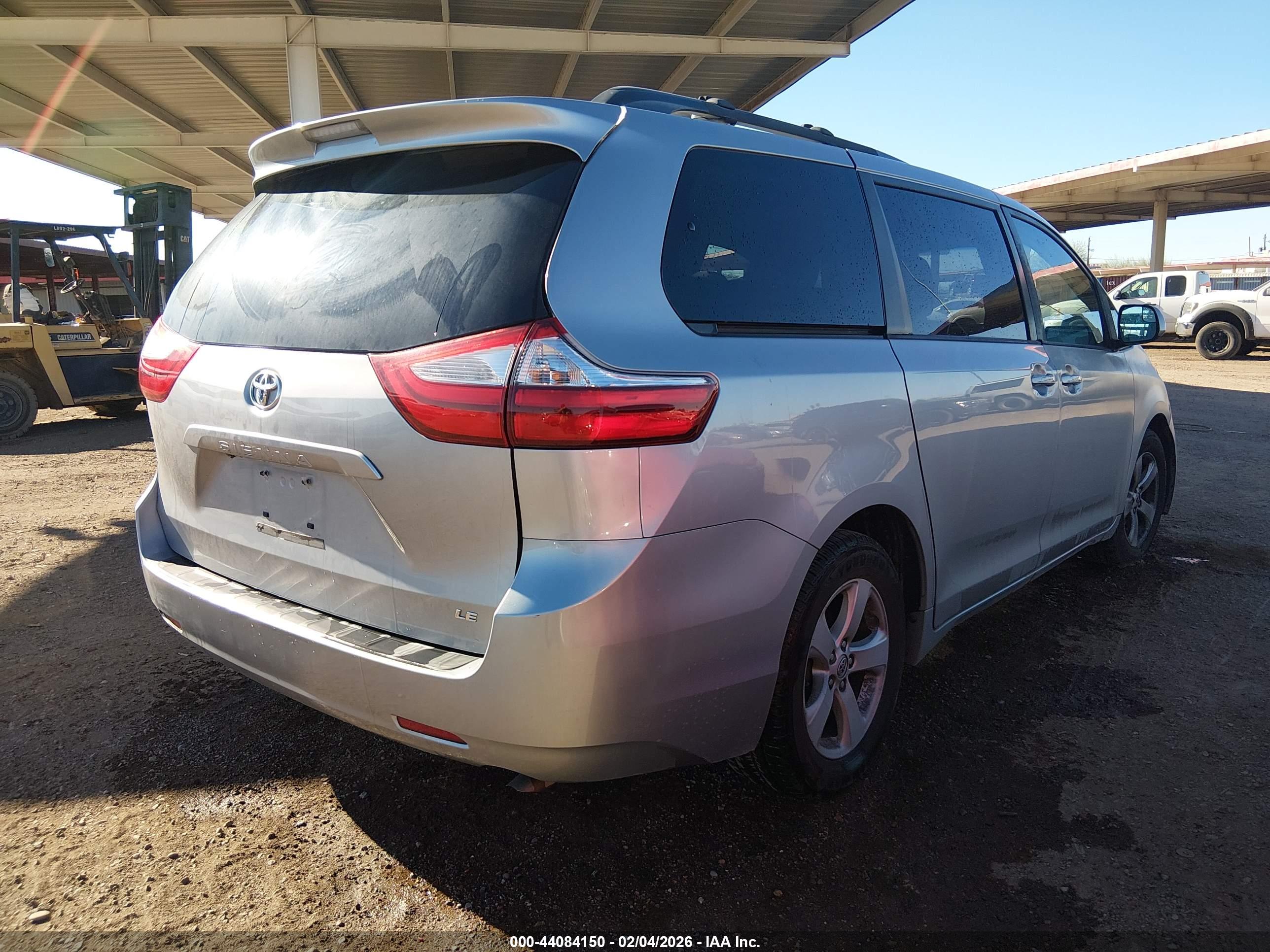 TOYOTA SIENNA image 4
