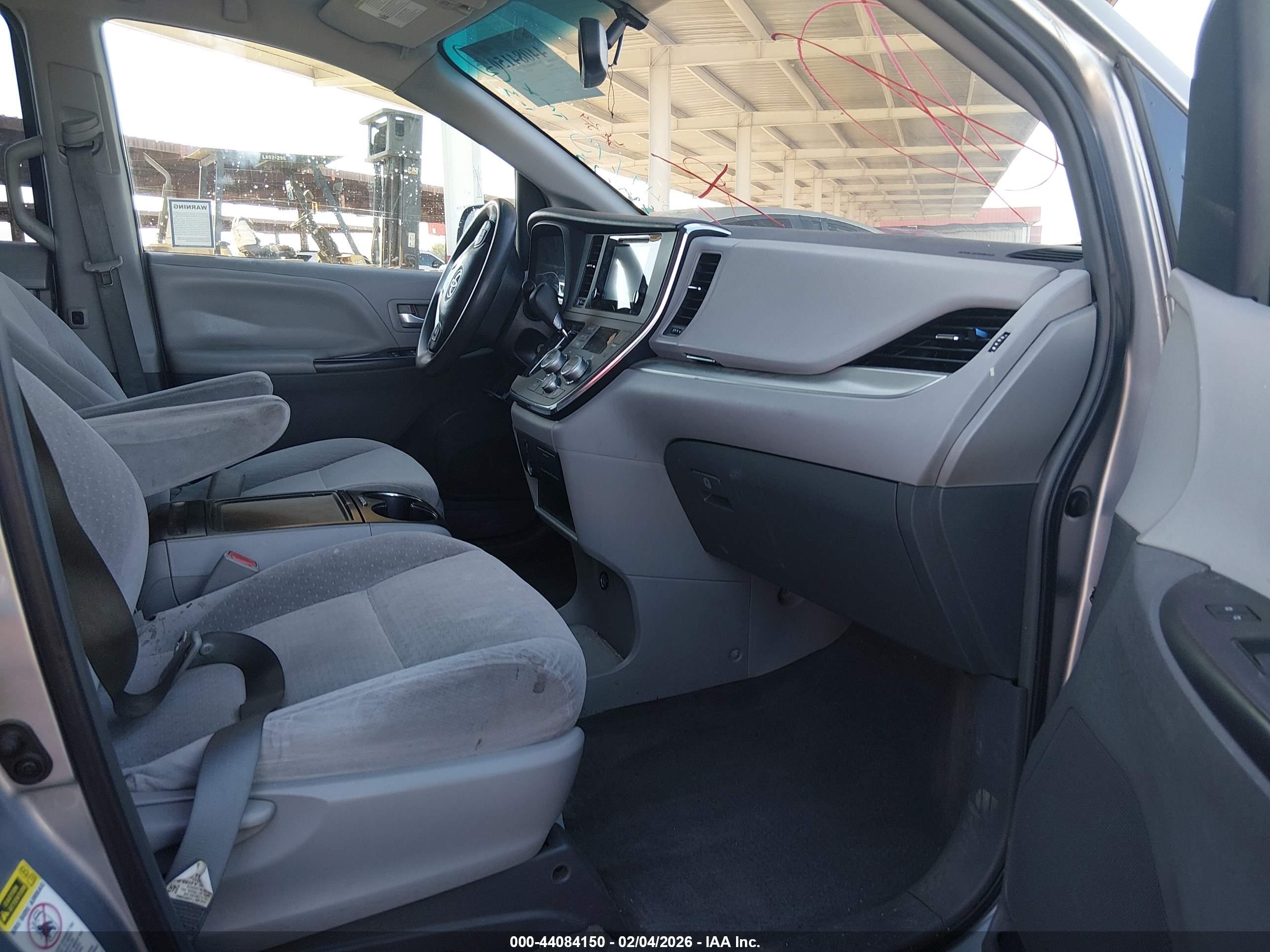 TOYOTA SIENNA image 5