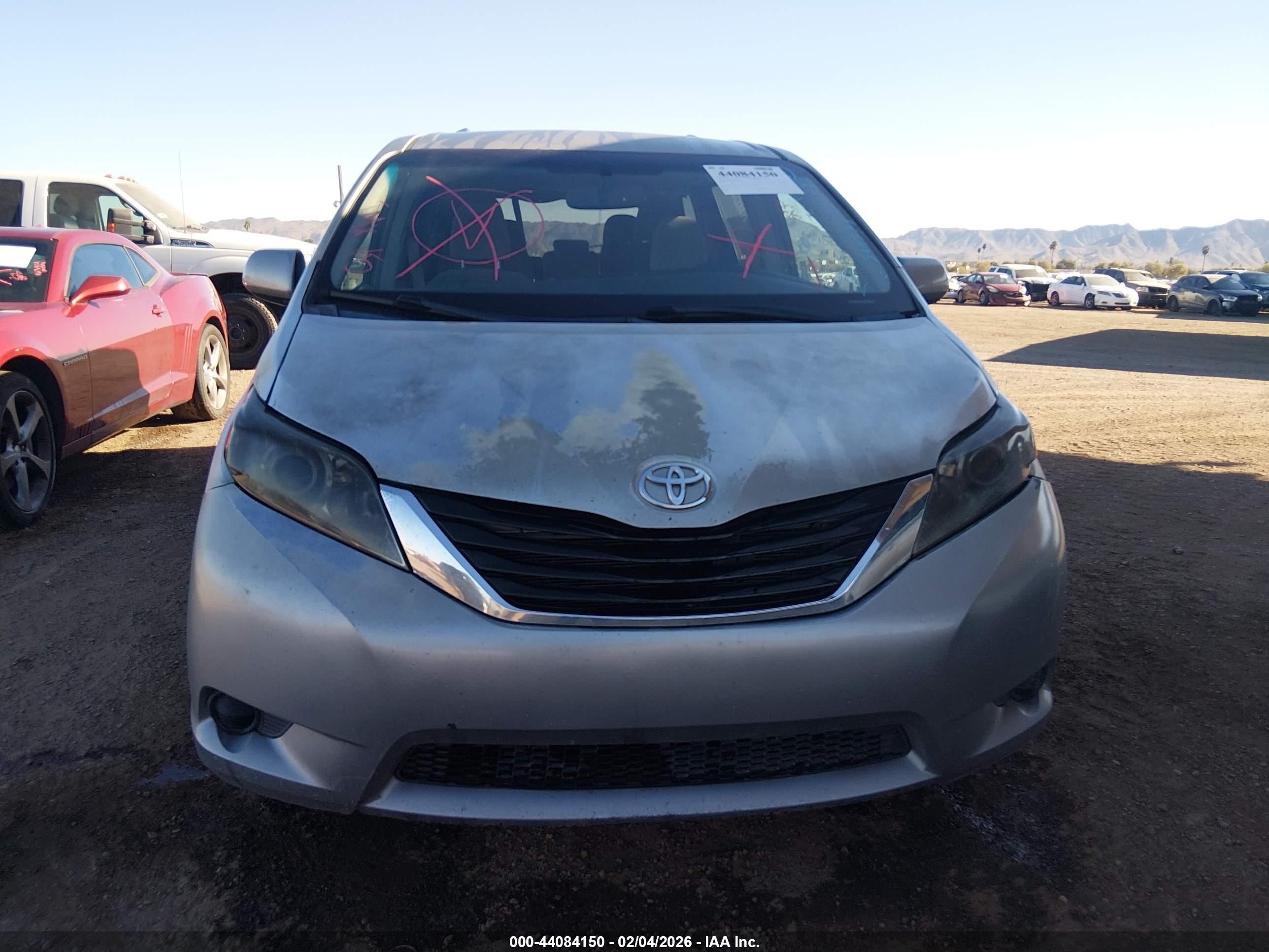 TOYOTA SIENNA image 6
