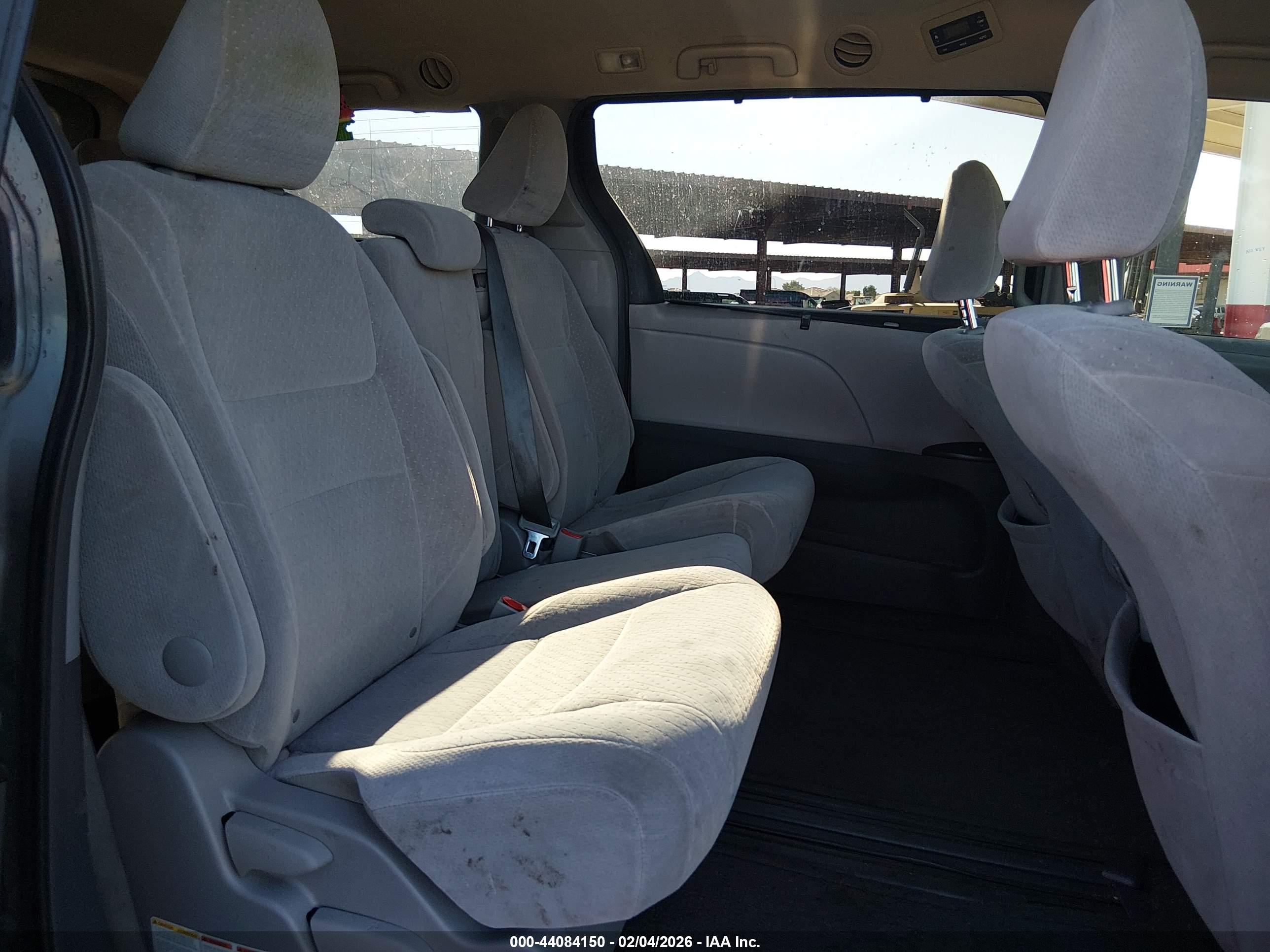 TOYOTA SIENNA image 8