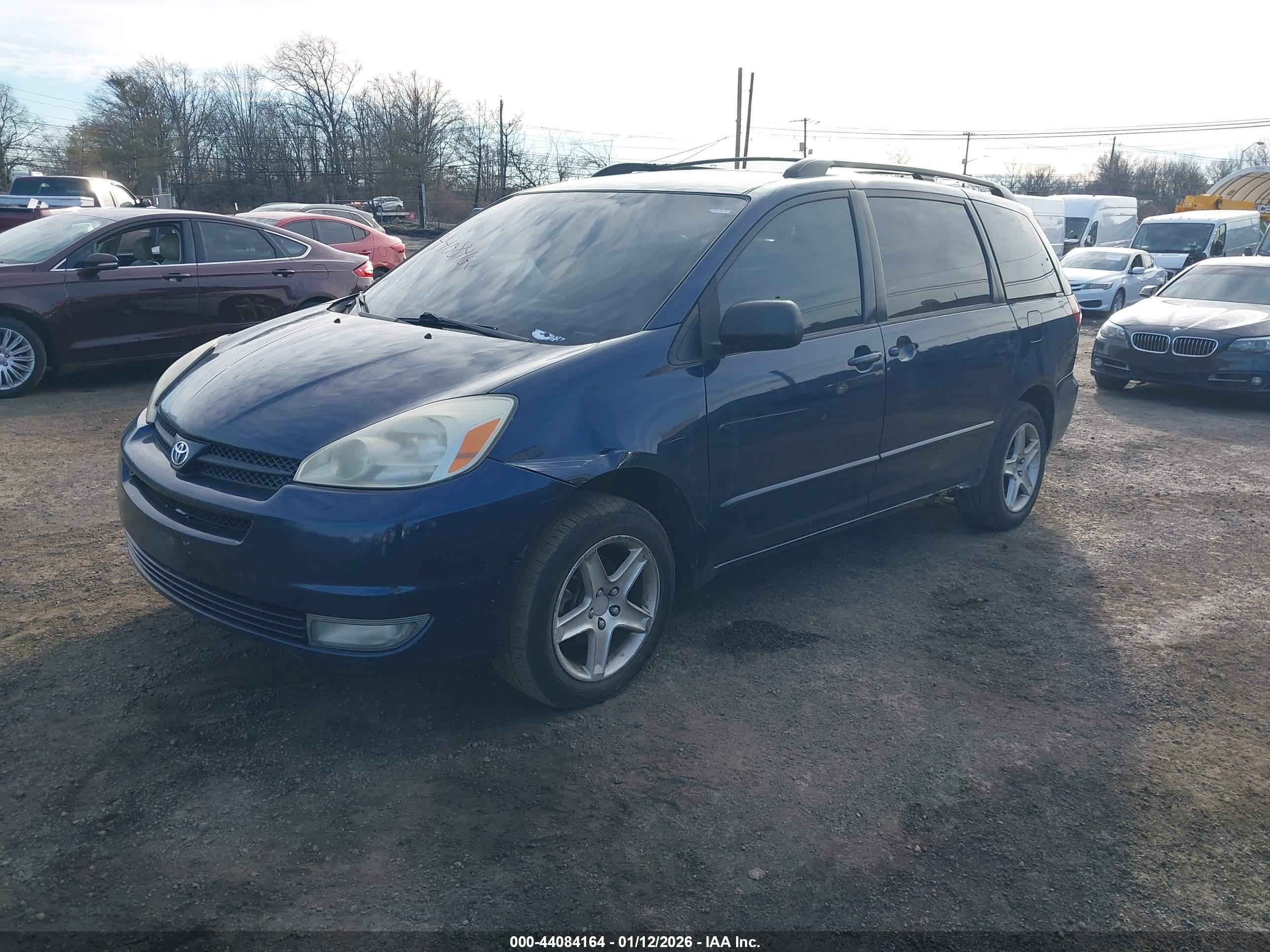 TOYOTA SIENNA image 2