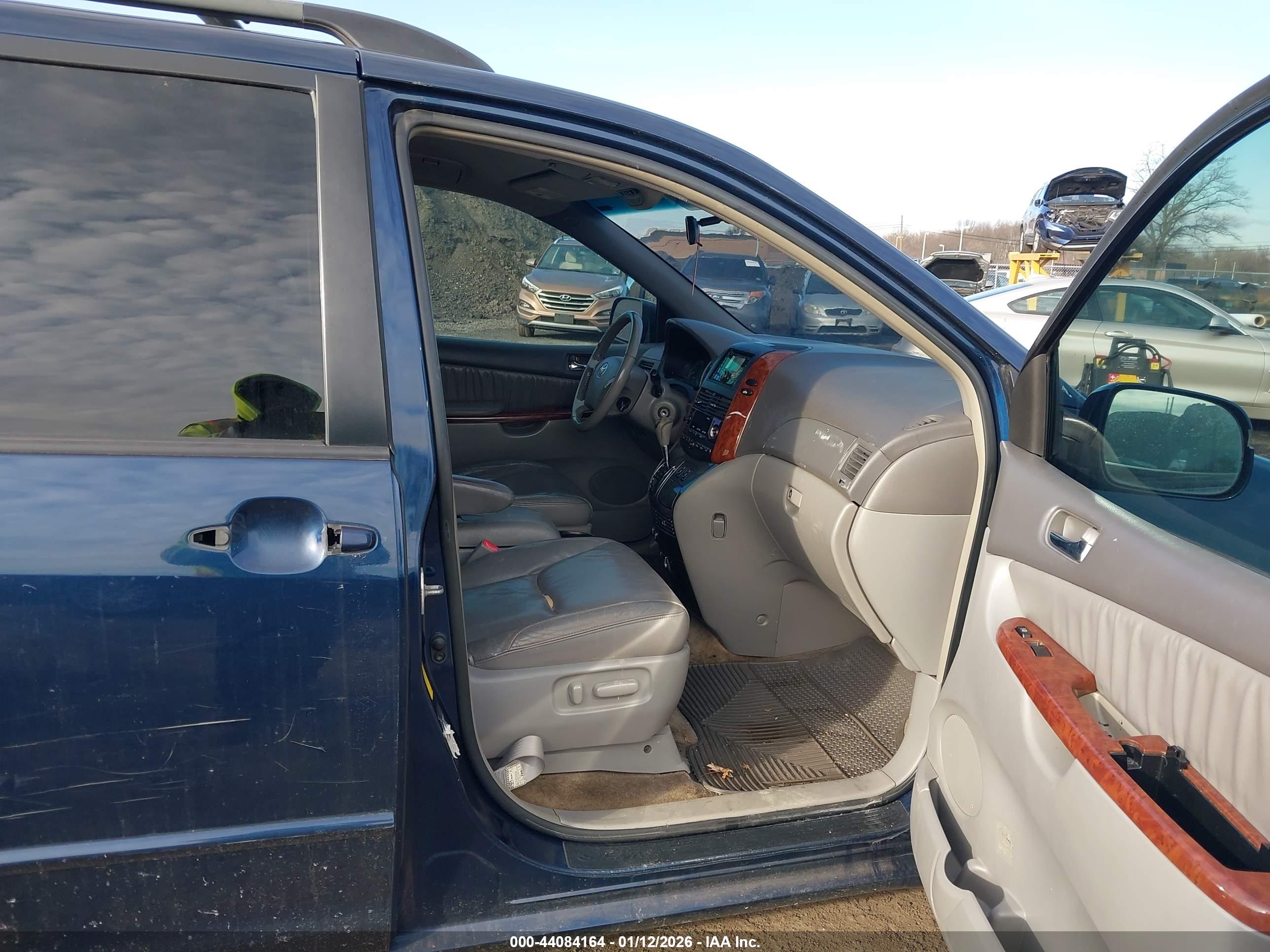 TOYOTA SIENNA image 5