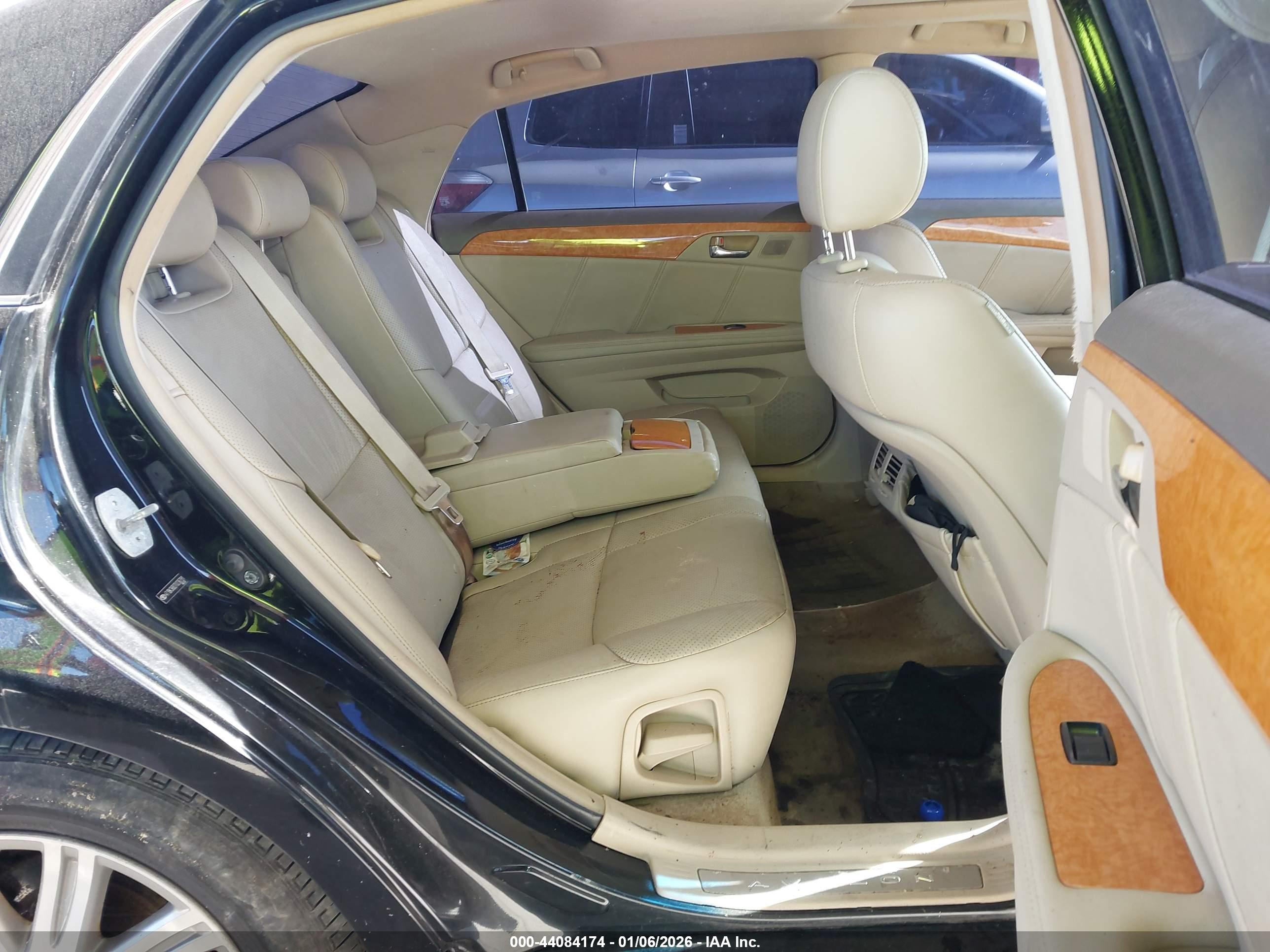 TOYOTA AVALON image 8