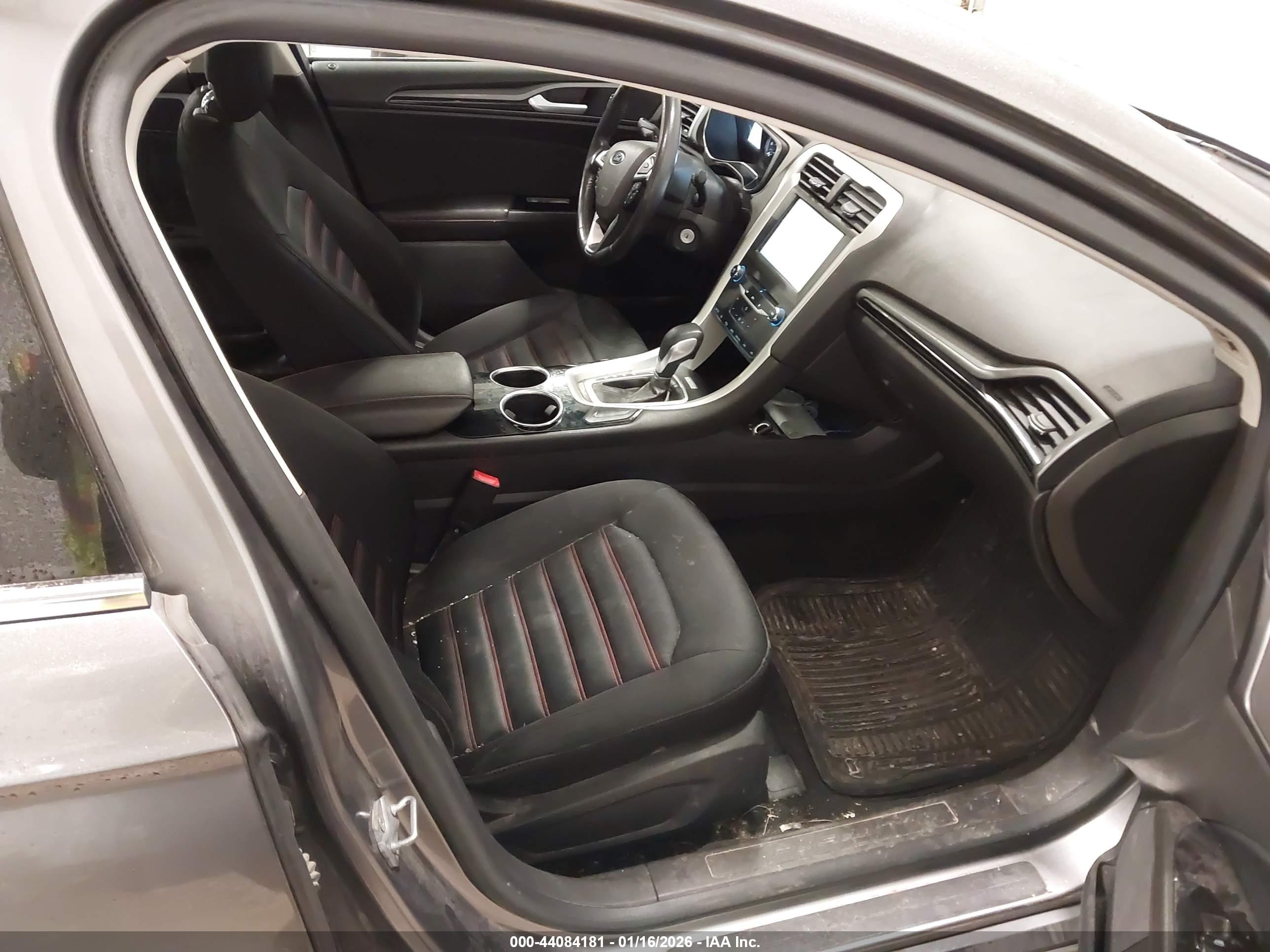 FORD FUSION image 5