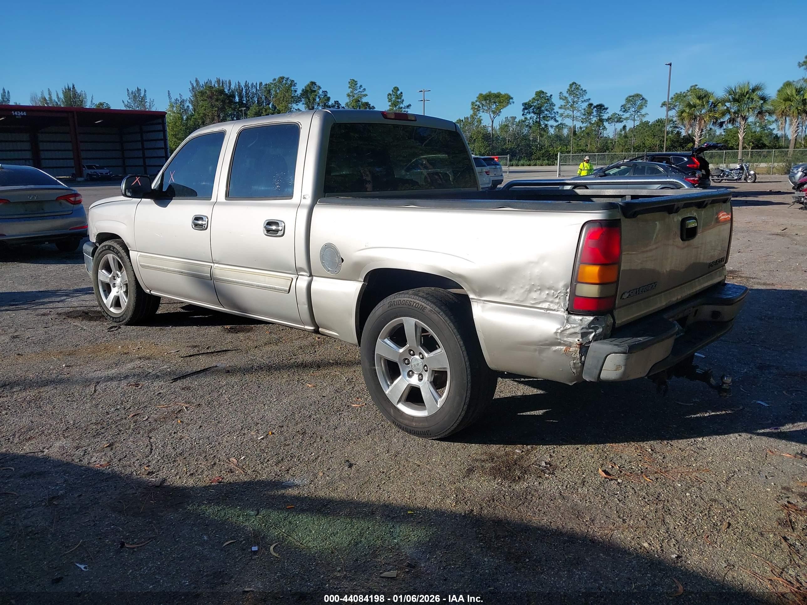 CHEVROLET SILVERADO image 3