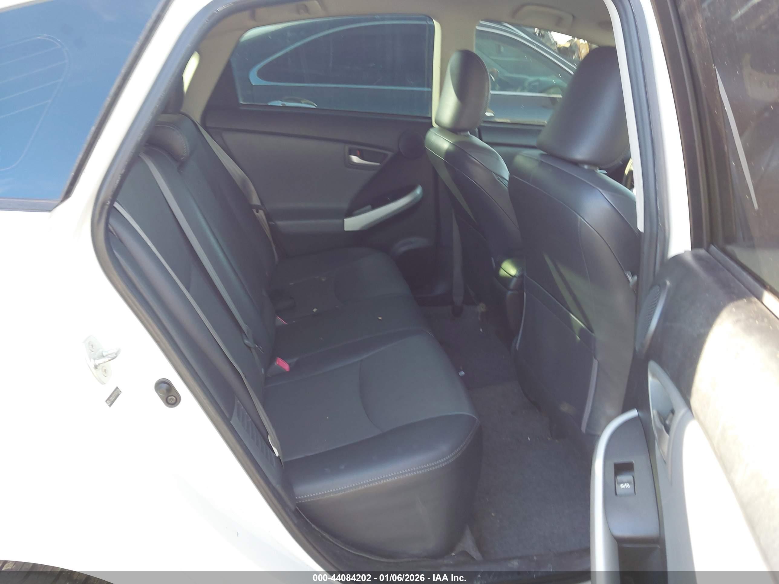 TOYOTA PRIUS image 8
