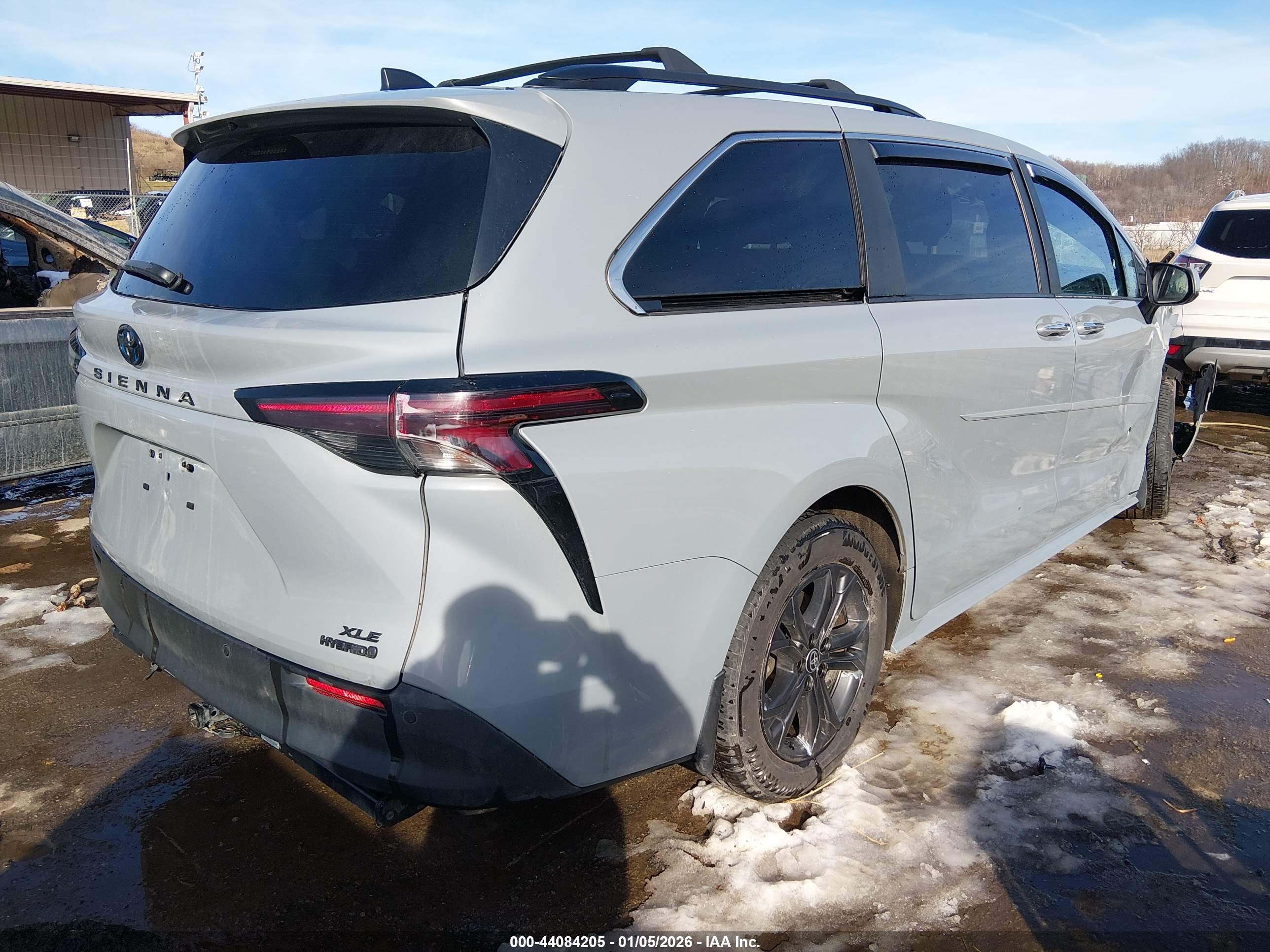 TOYOTA SIENNA image 4