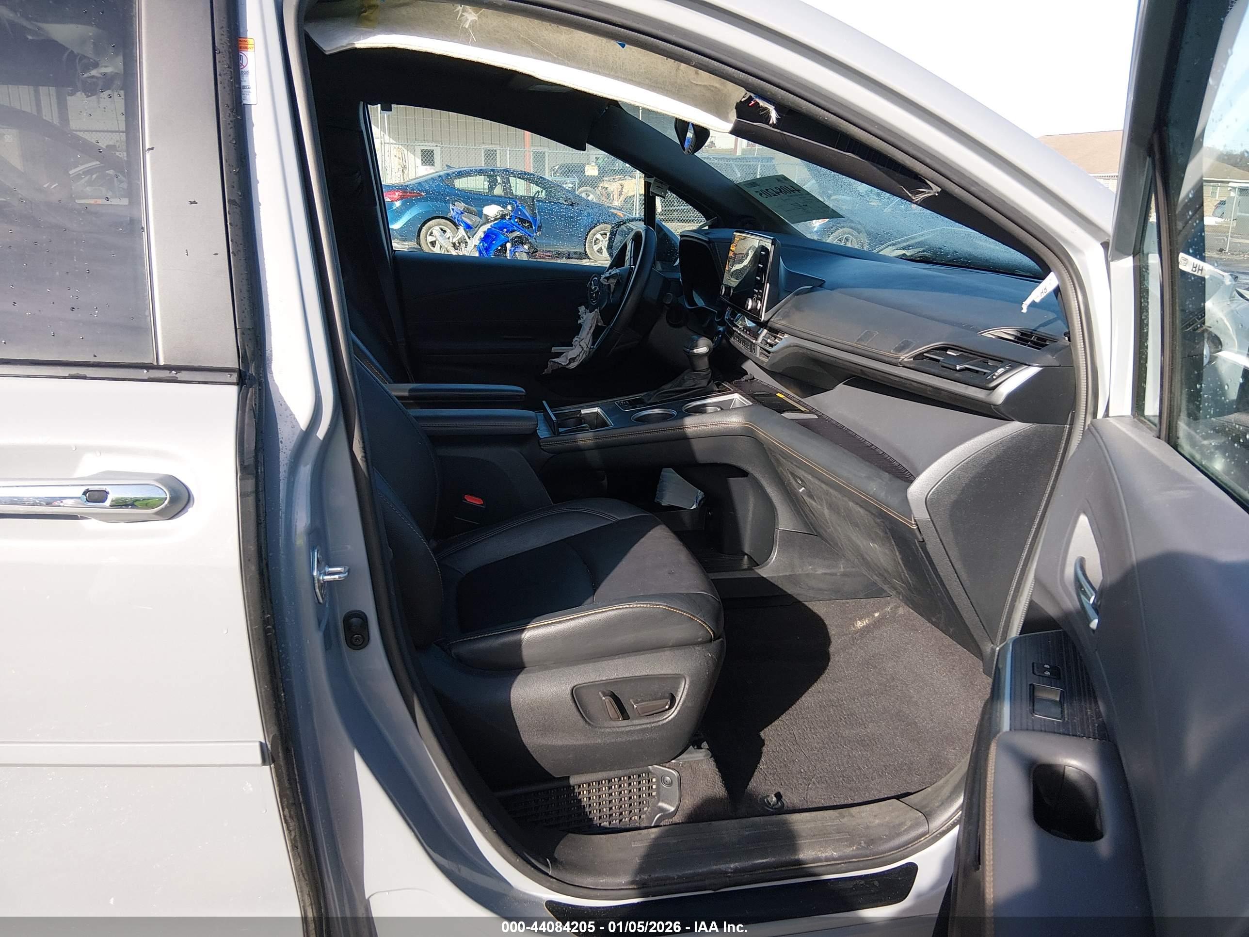 TOYOTA SIENNA image 5