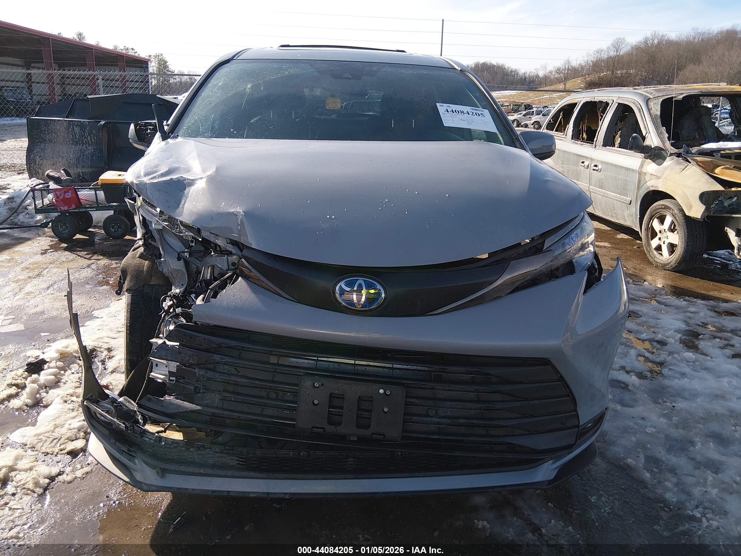 TOYOTA SIENNA image 6