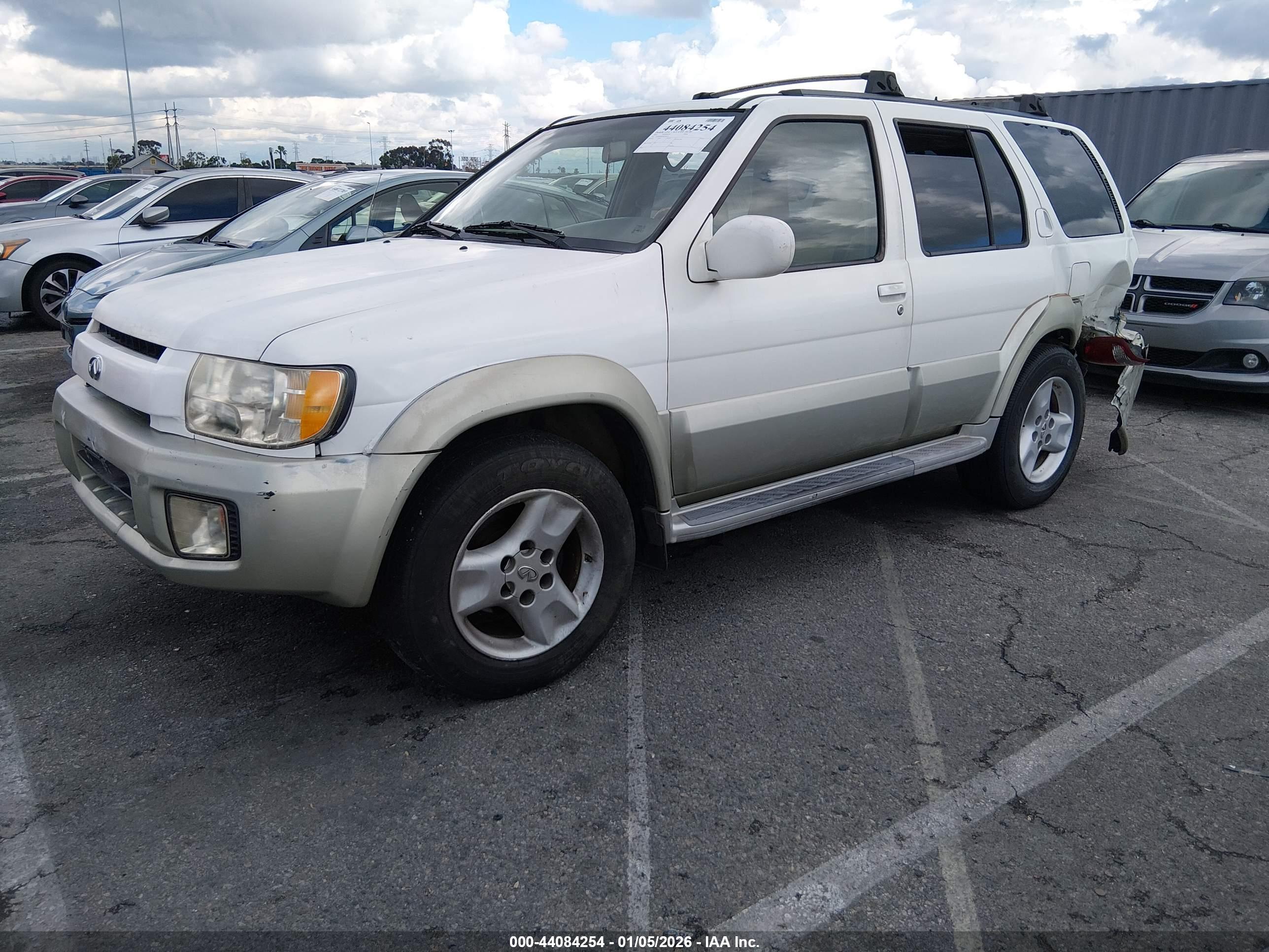 INFINITI QX4 image 2