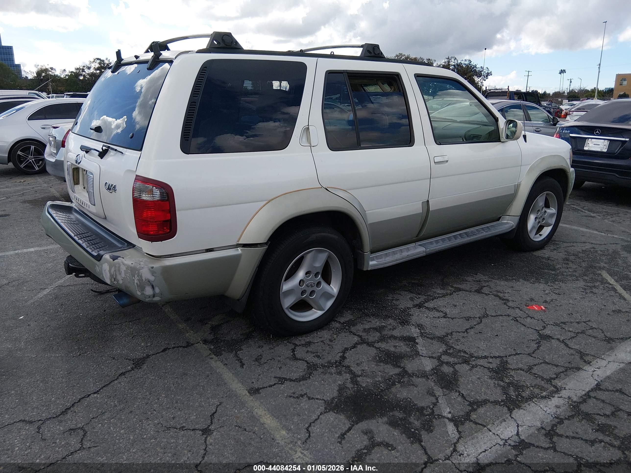 INFINITI QX4 image 4