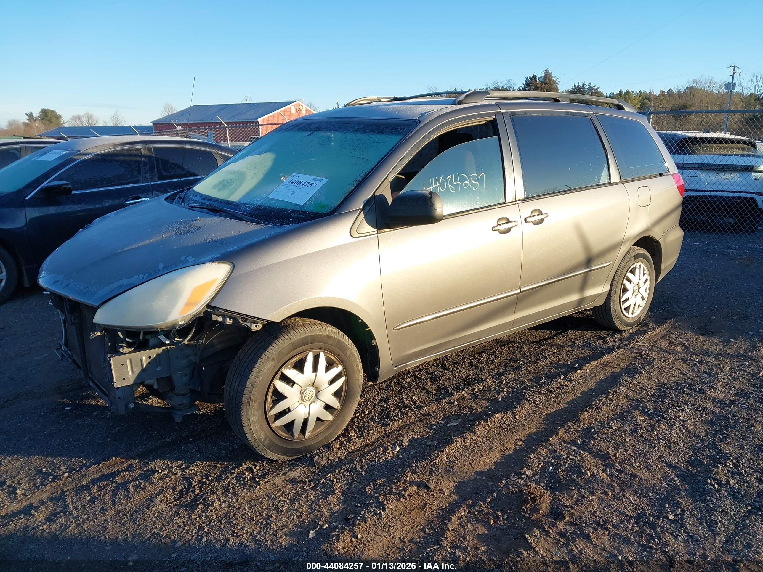 TOYOTA SIENNA image 2