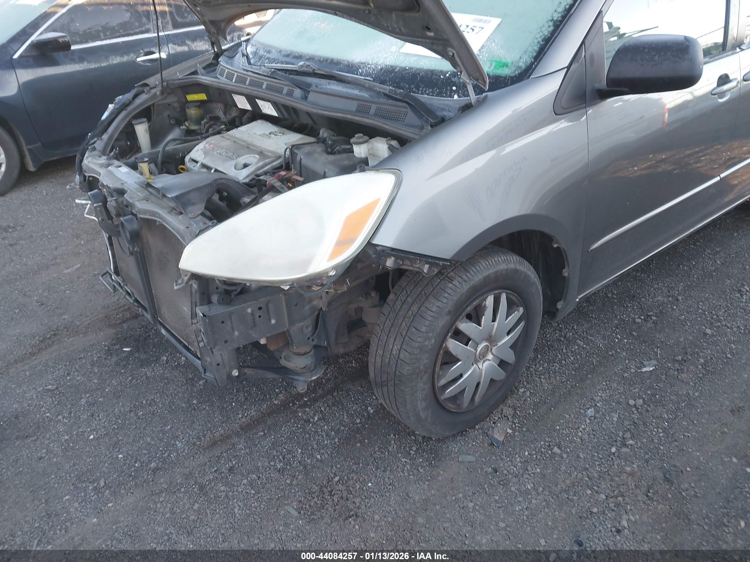 TOYOTA SIENNA image 6