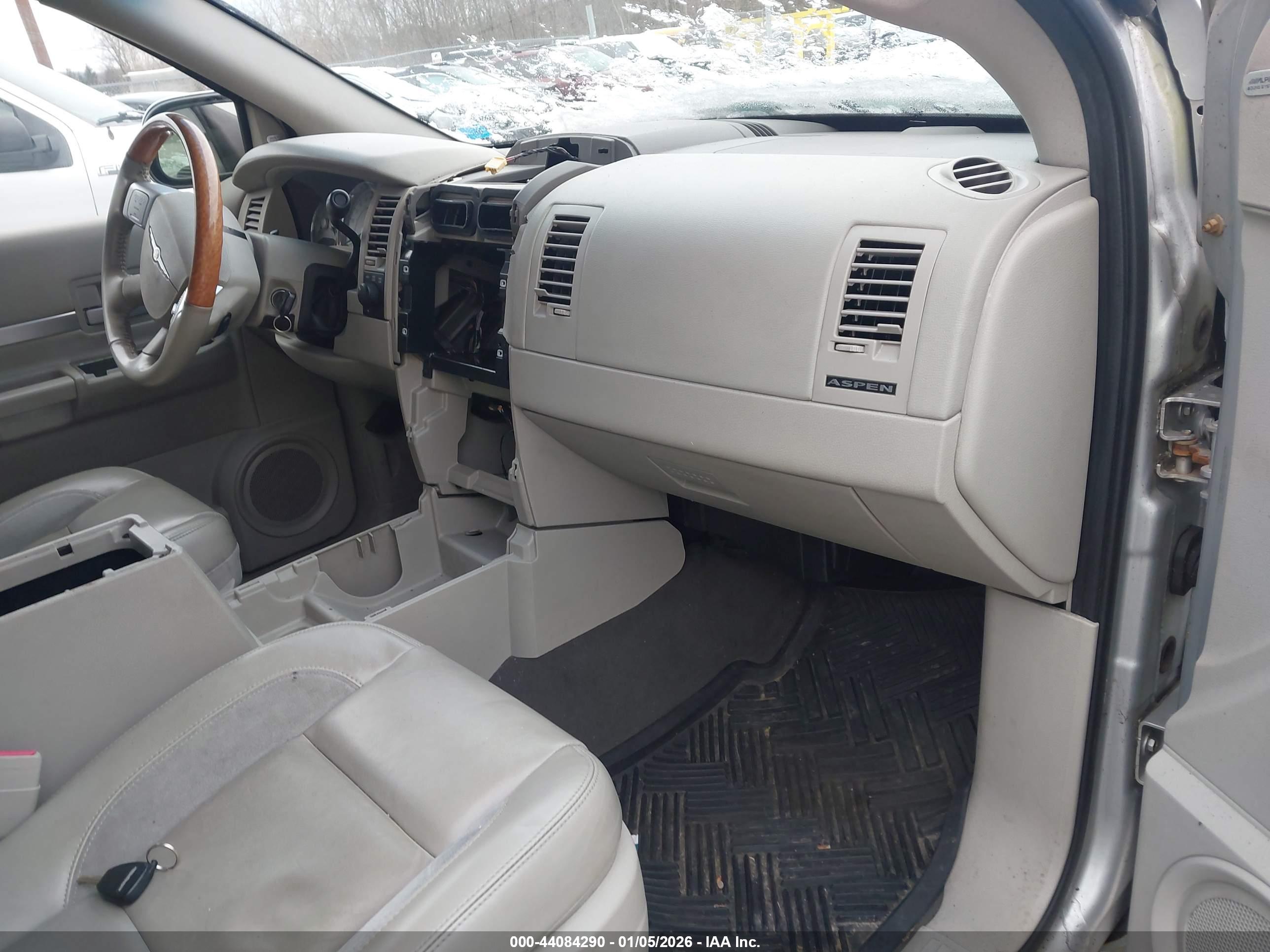 CHRYSLER ASPEN image 5