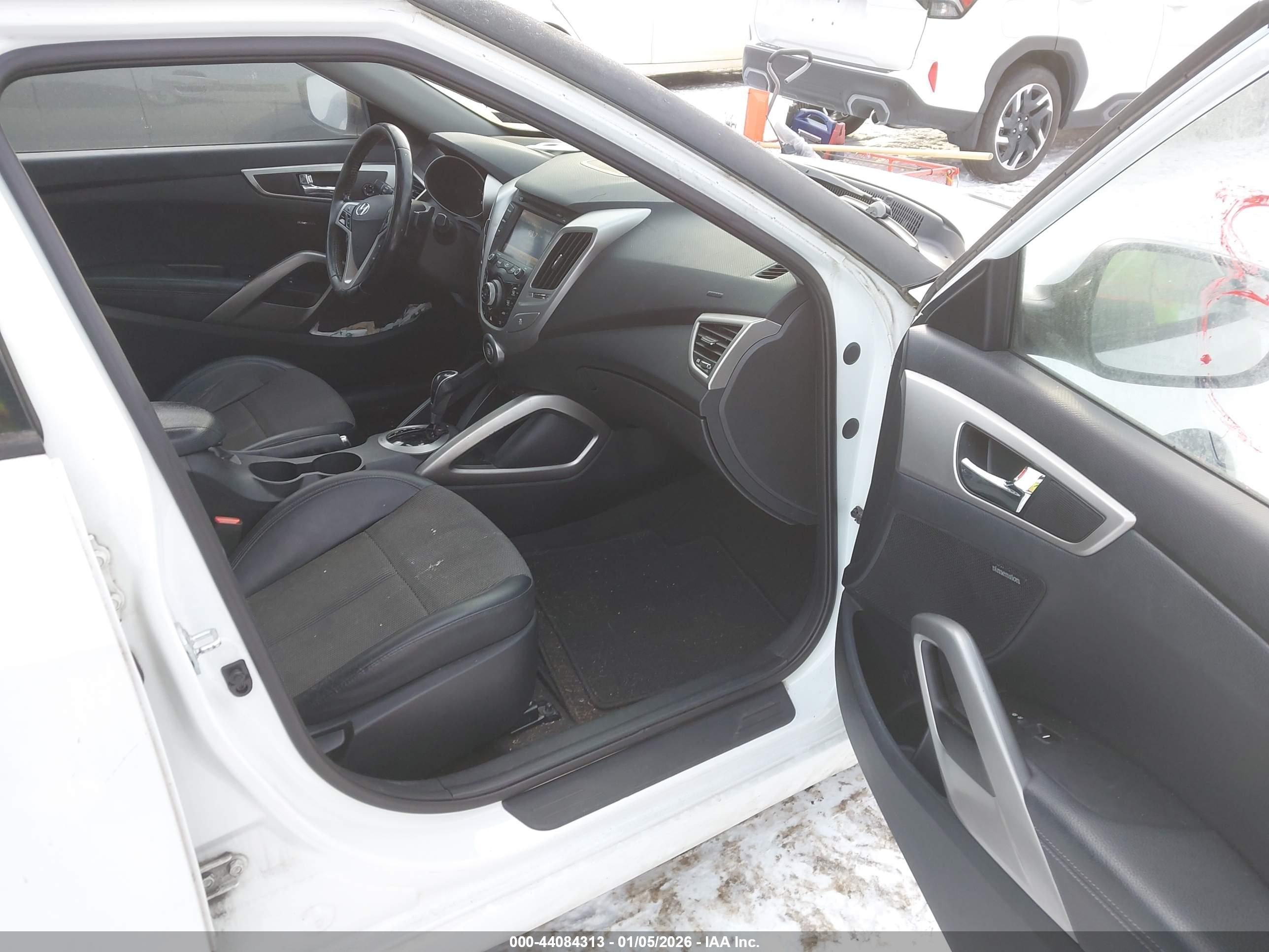 HYUNDAI VELOSTER image 5