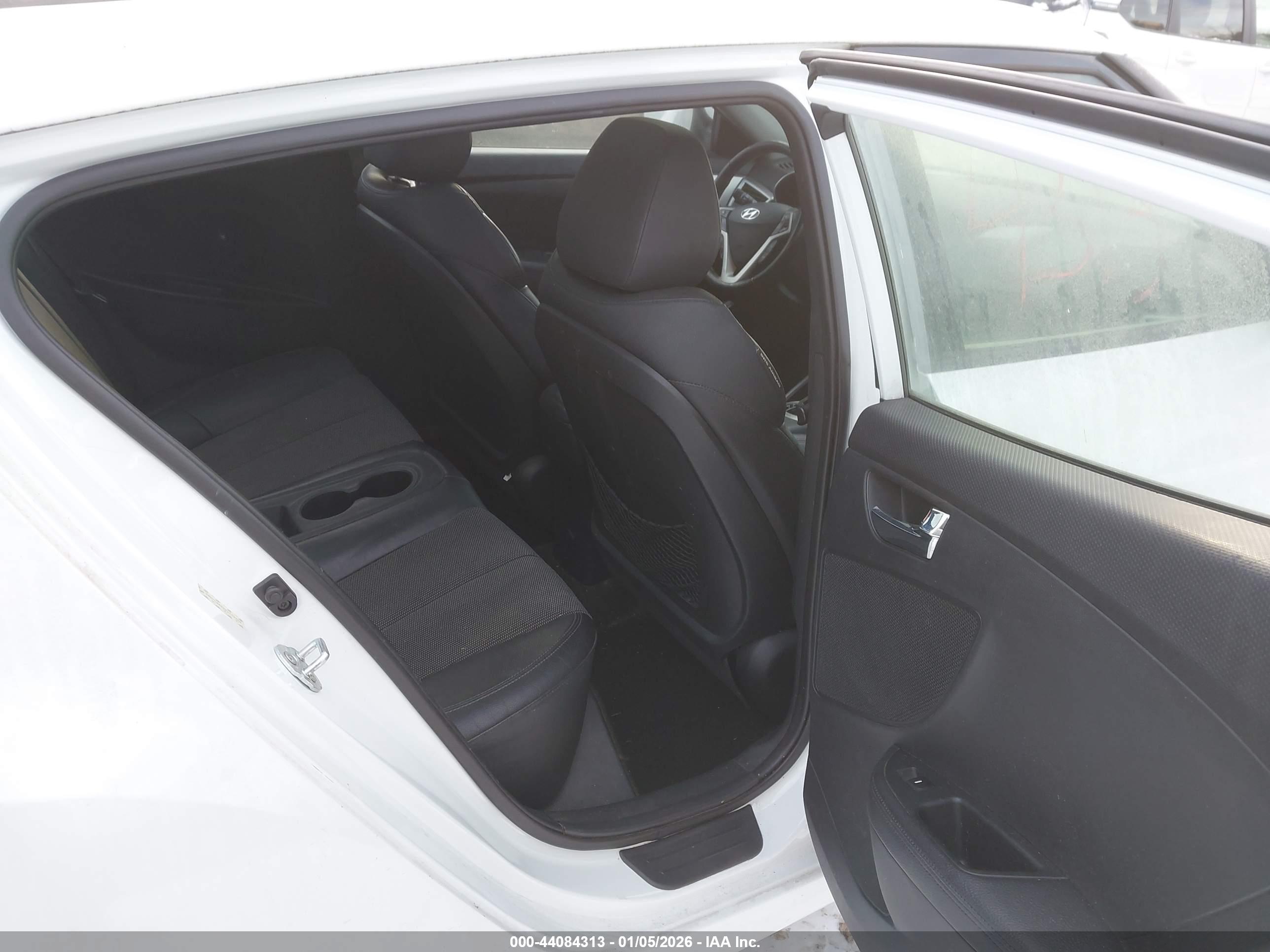 HYUNDAI VELOSTER image 8