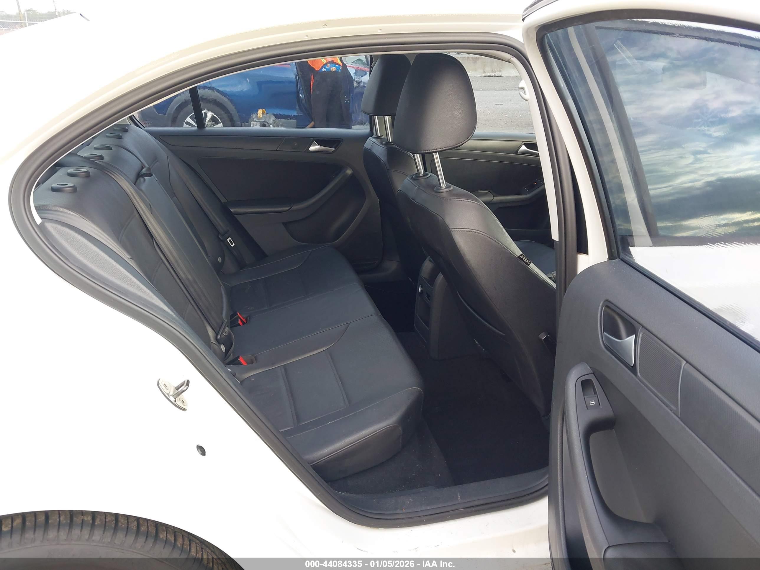 VOLKSWAGEN JETTA image 8