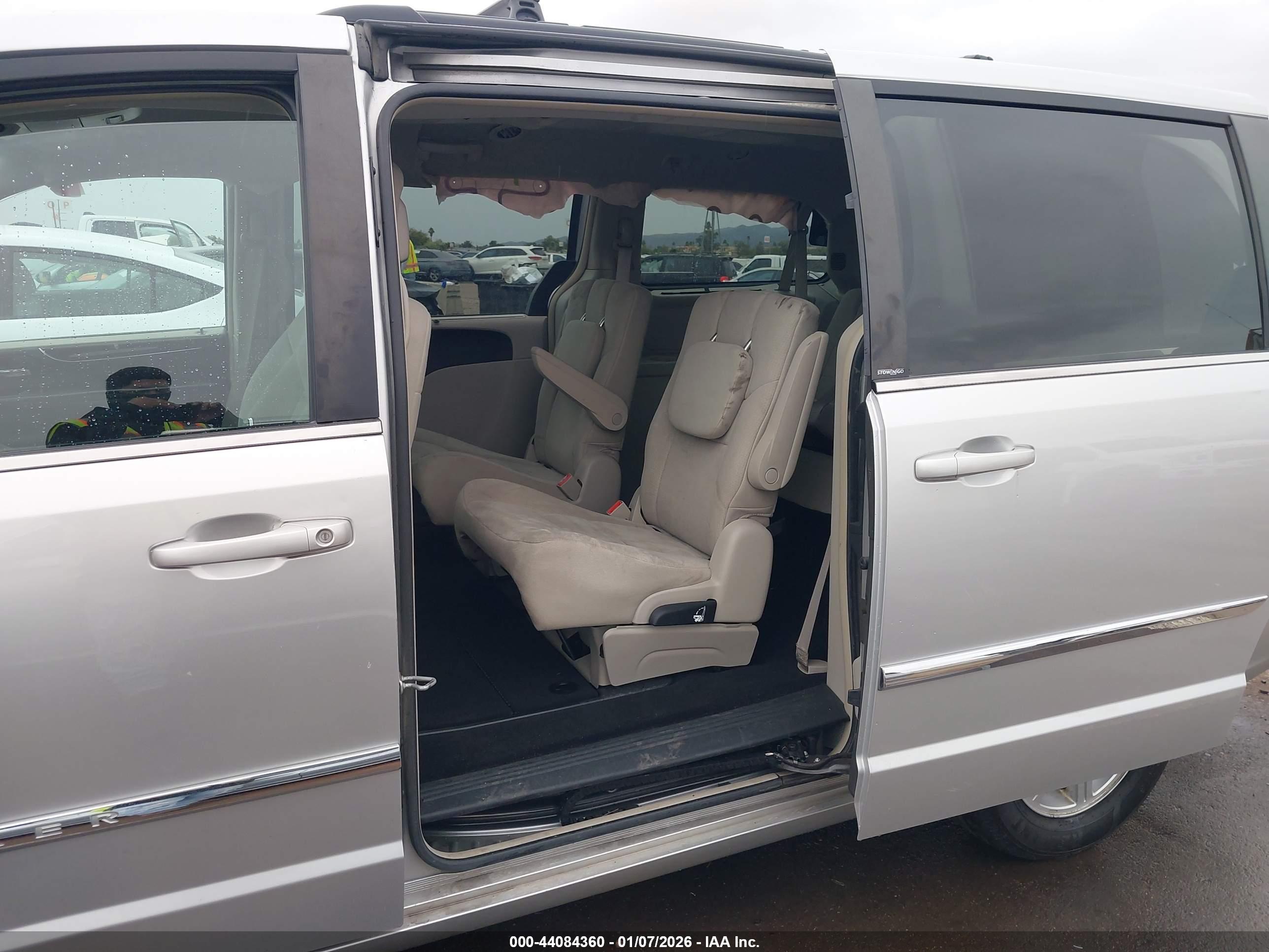 CHRYSLER TOWN image 8