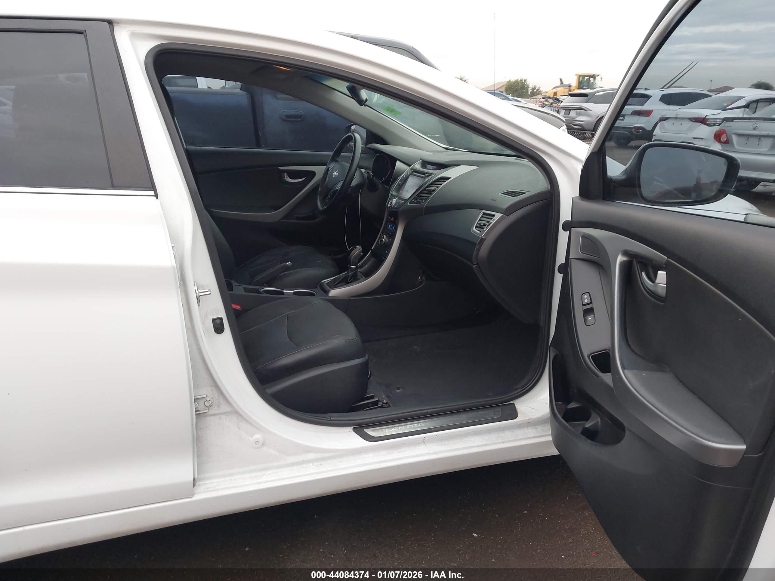 HYUNDAI ELANTRA image 5