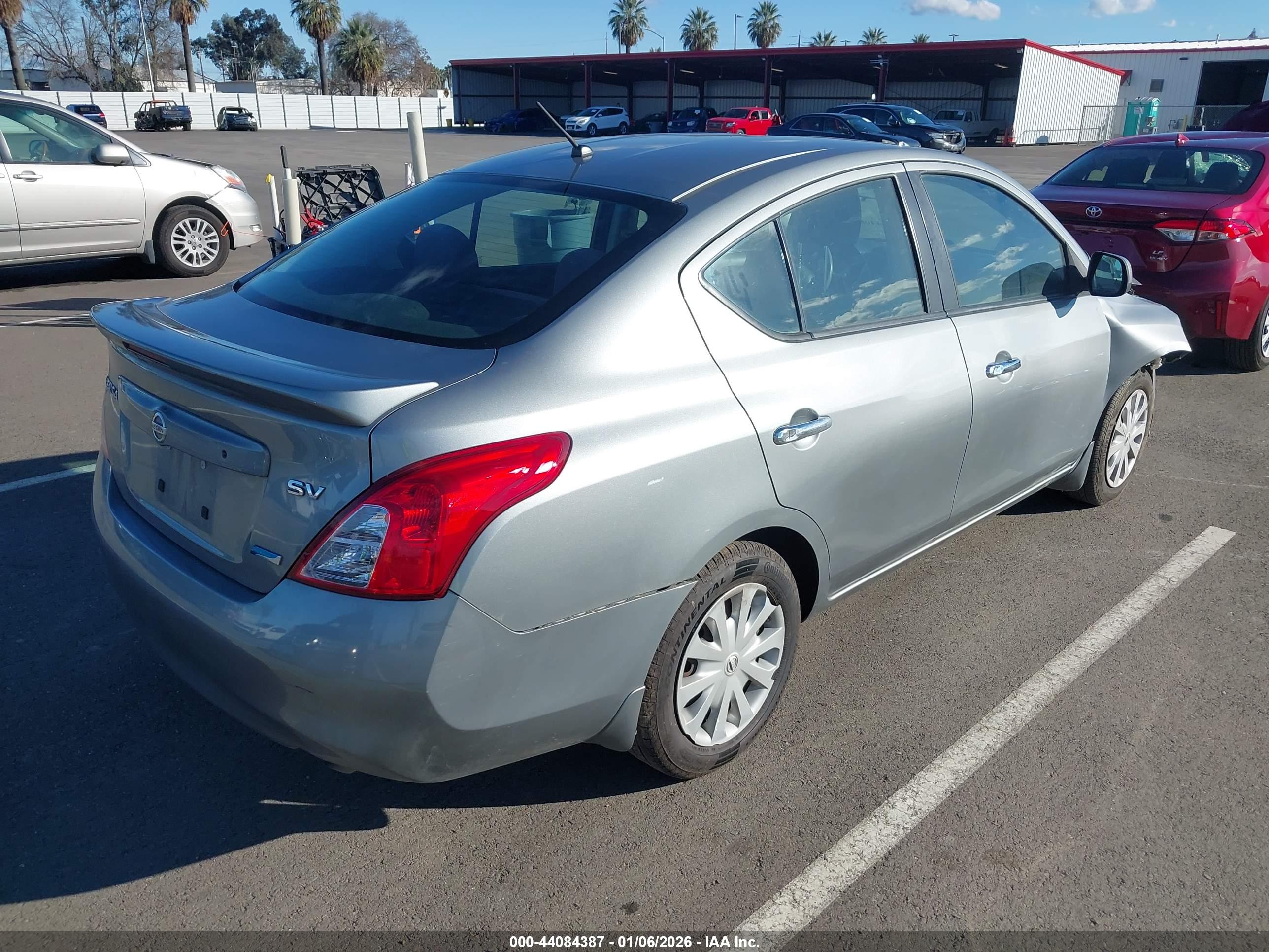 NISSAN VERSA image 4