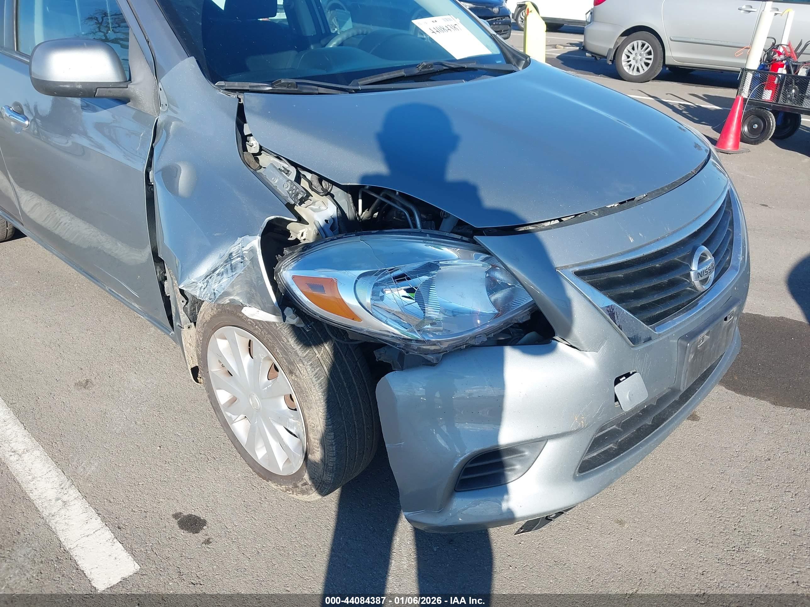 NISSAN VERSA image 6