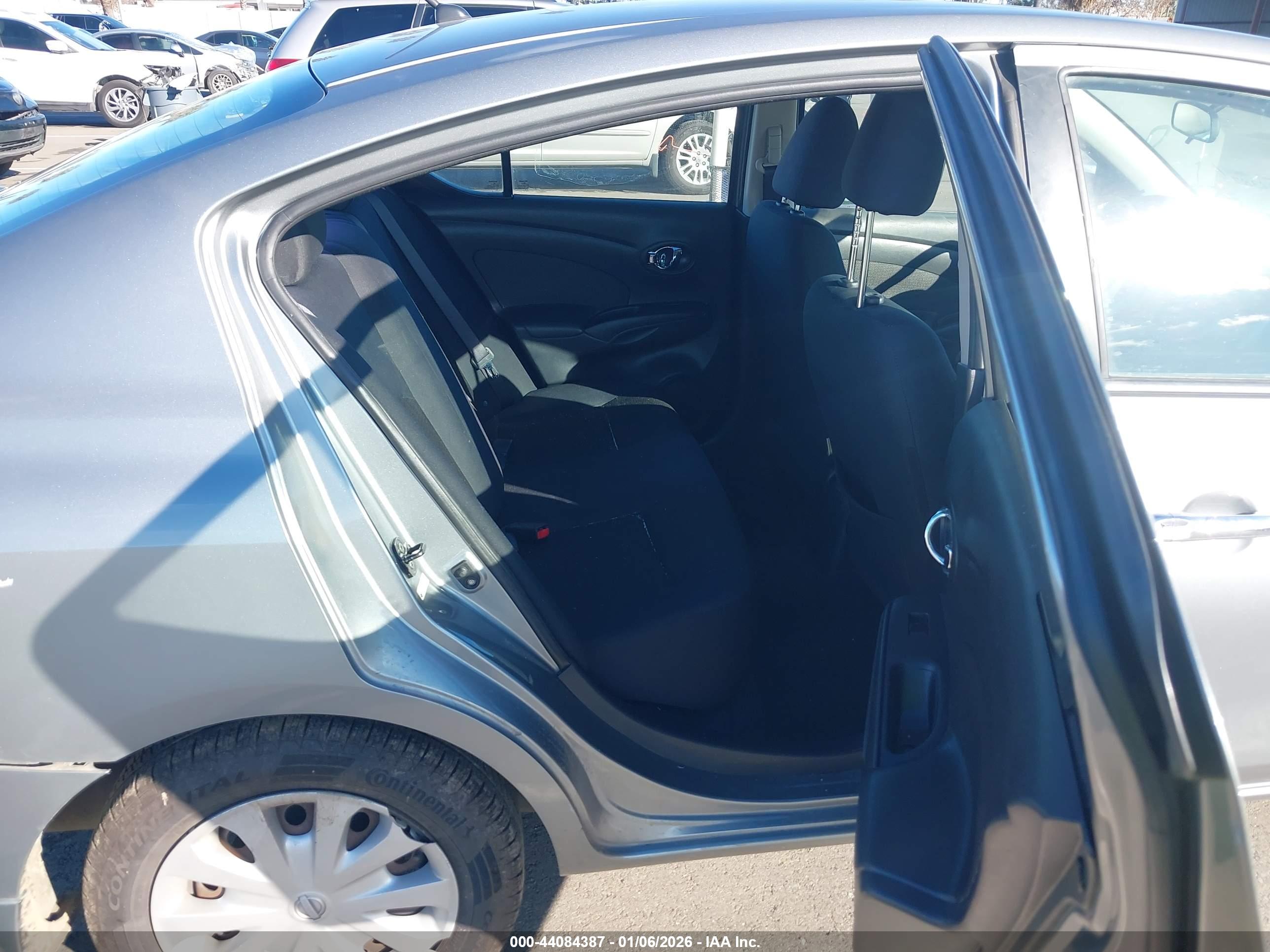 NISSAN VERSA image 8