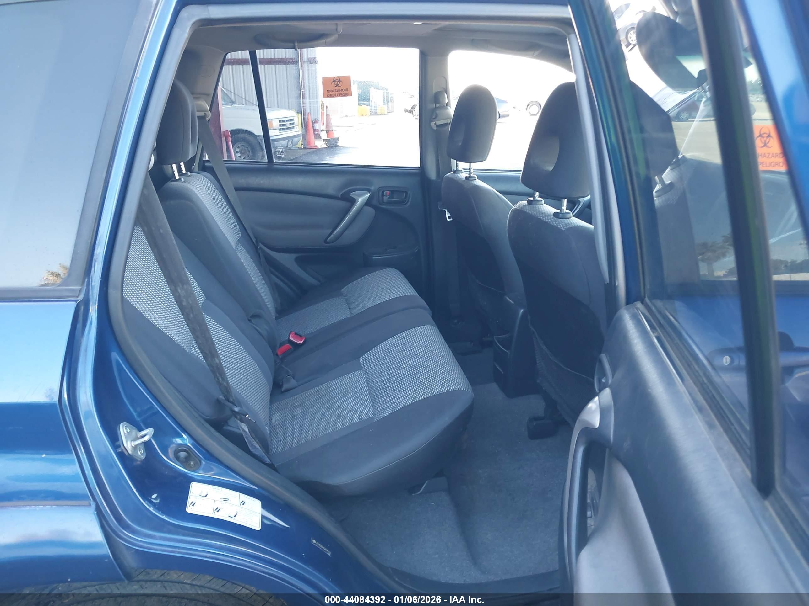 TOYOTA RAV4 image 8