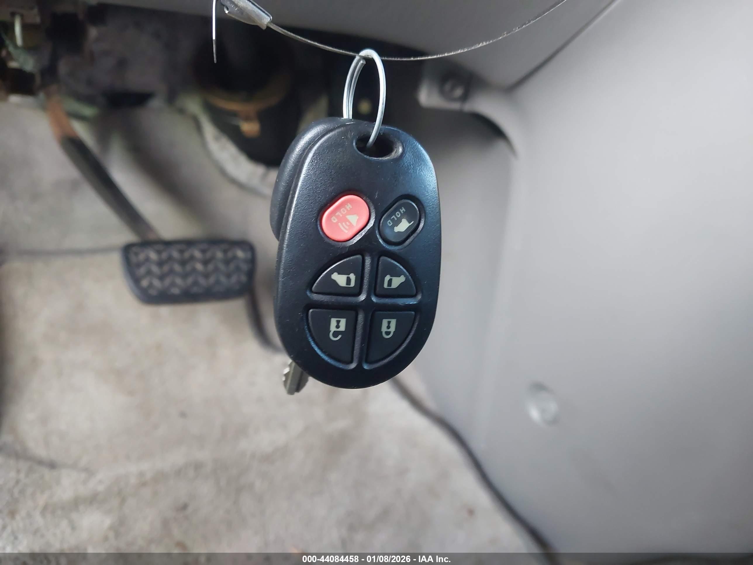 TOYOTA SIENNA image 11