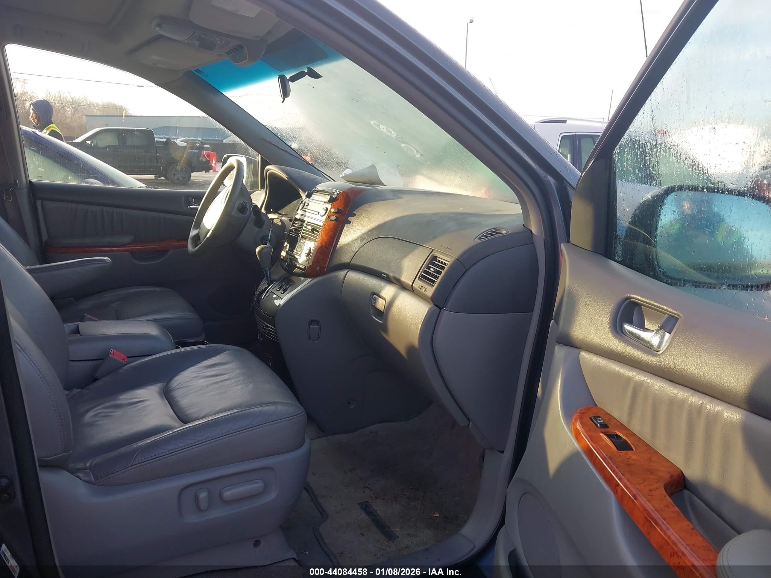 TOYOTA SIENNA image 5