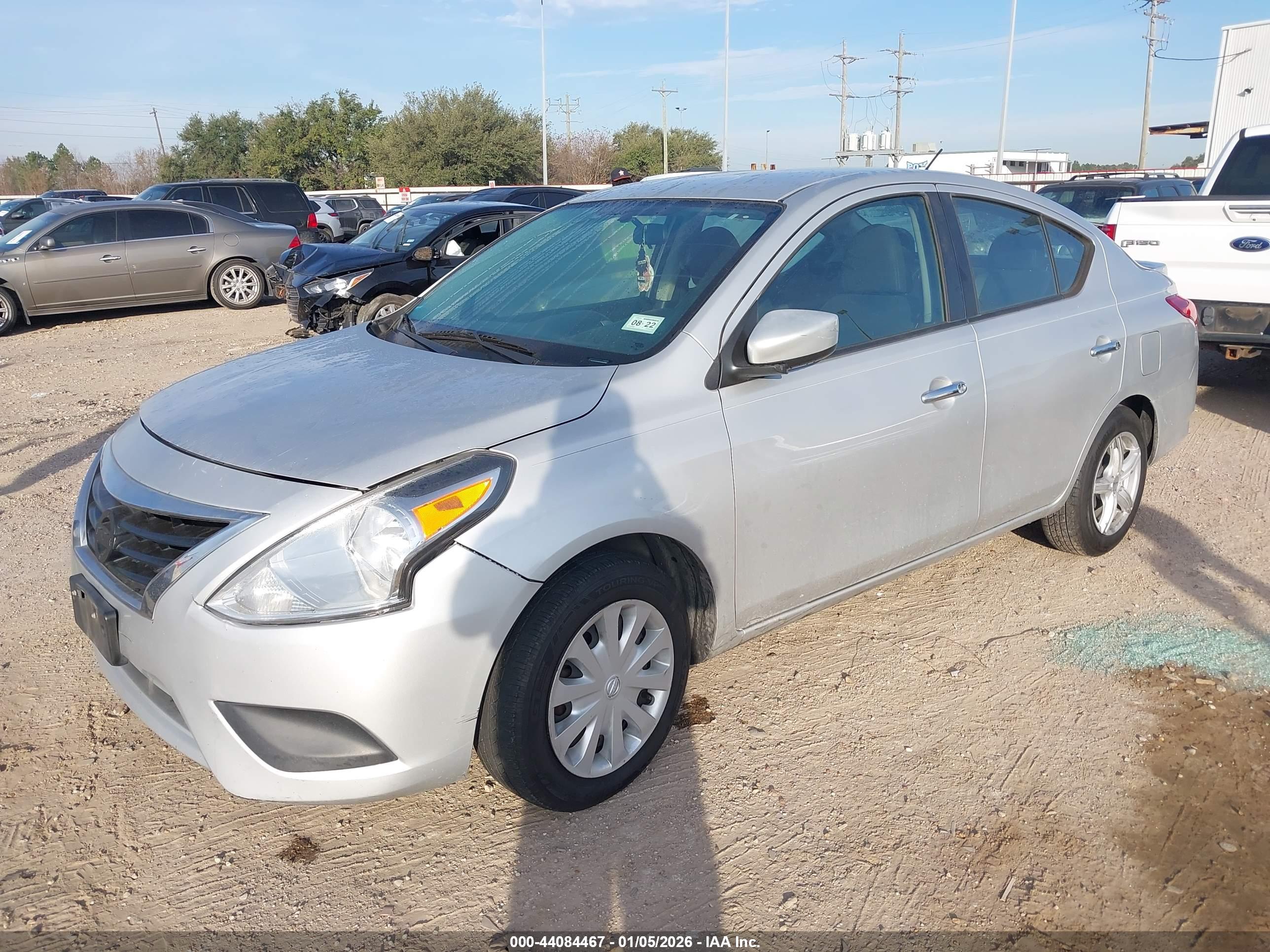 NISSAN VERSA image 2