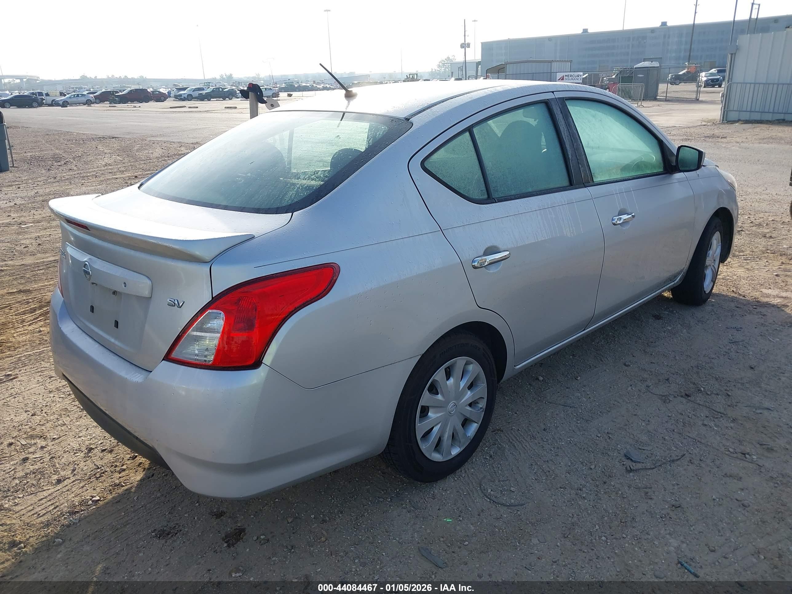 NISSAN VERSA image 4