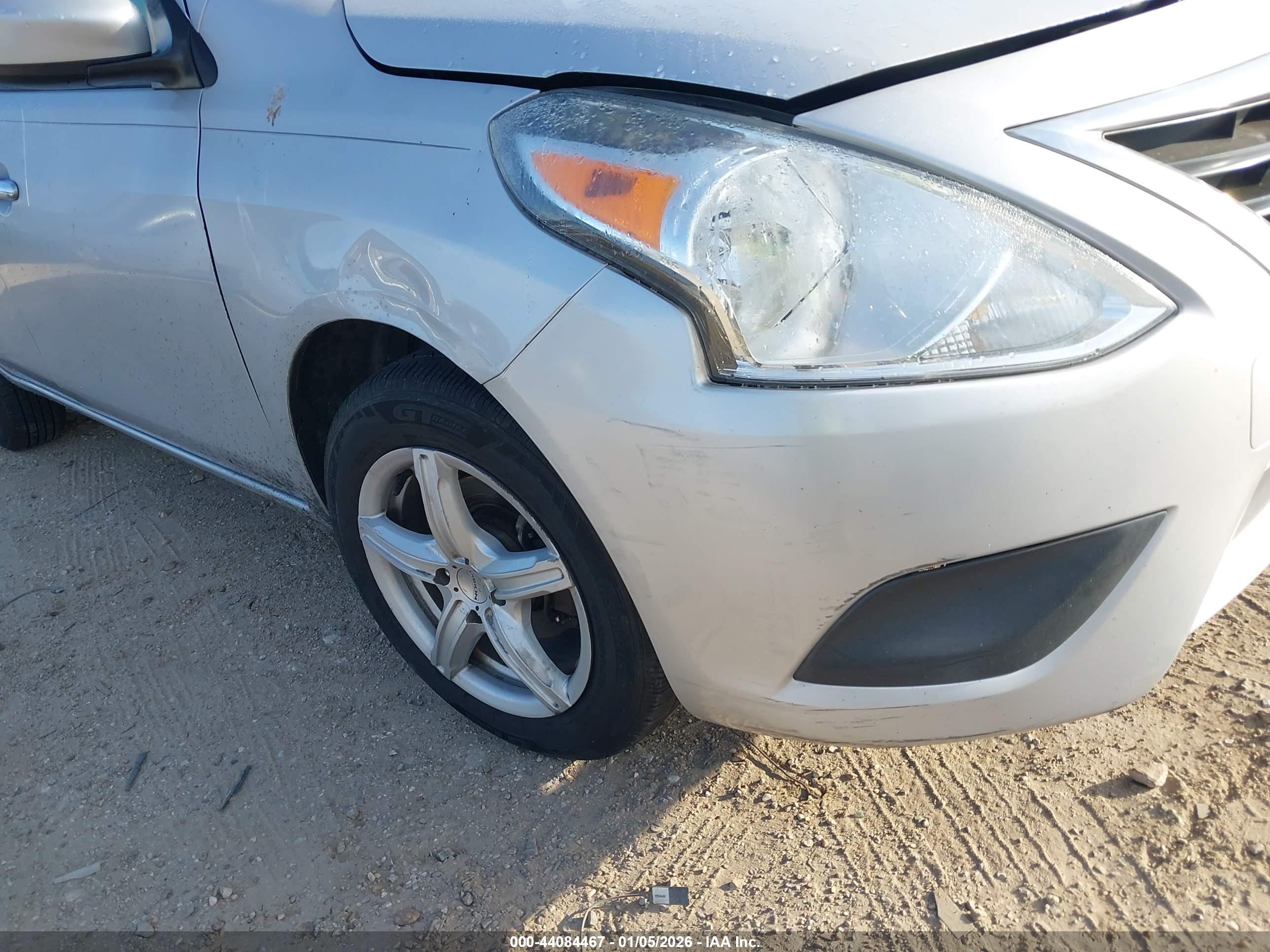 NISSAN VERSA image 6