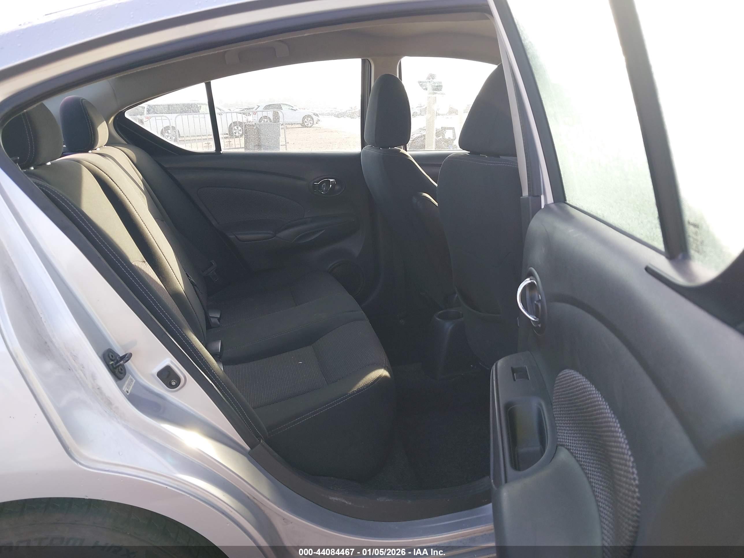 NISSAN VERSA image 8
