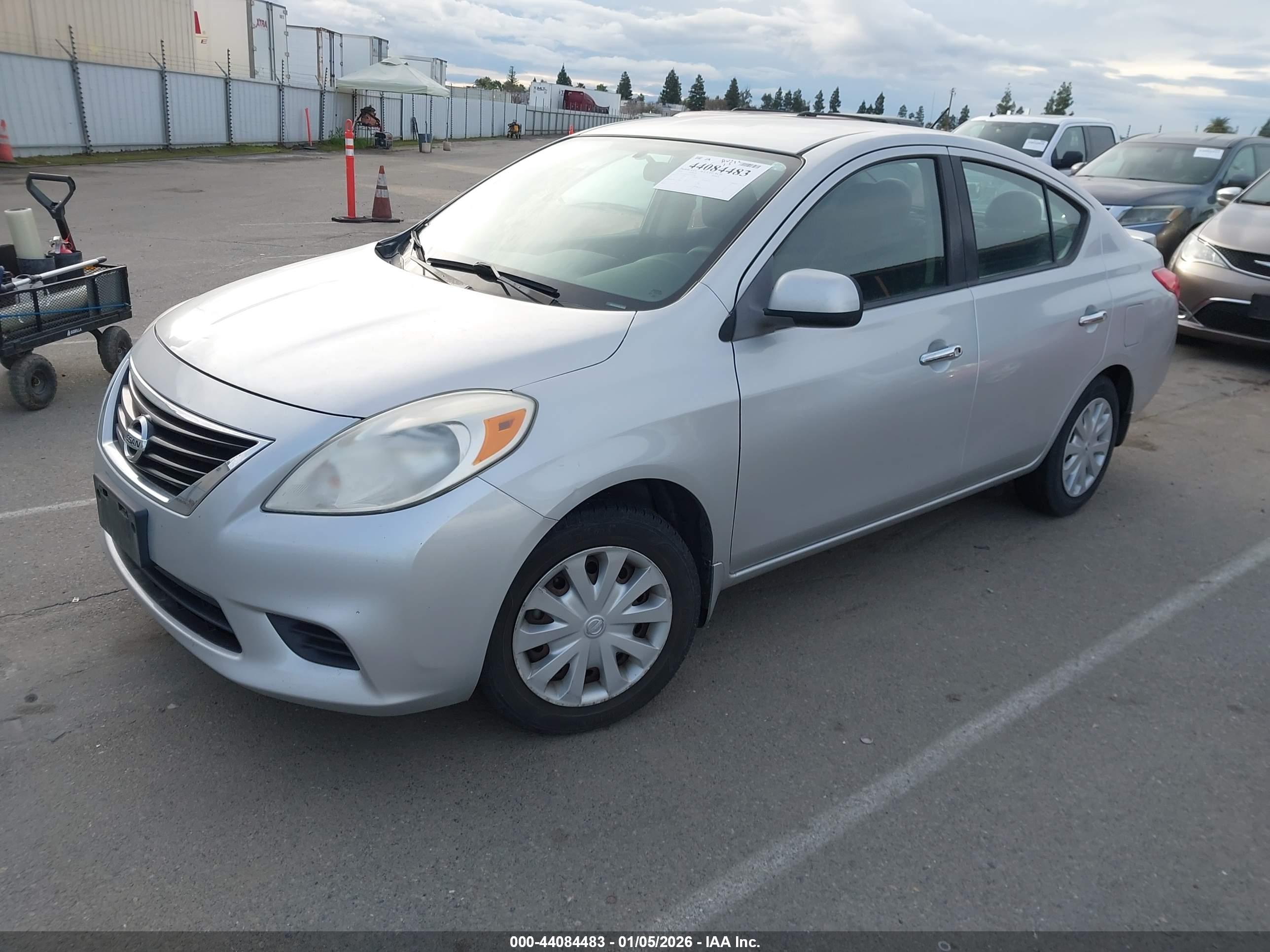 NISSAN VERSA image 2