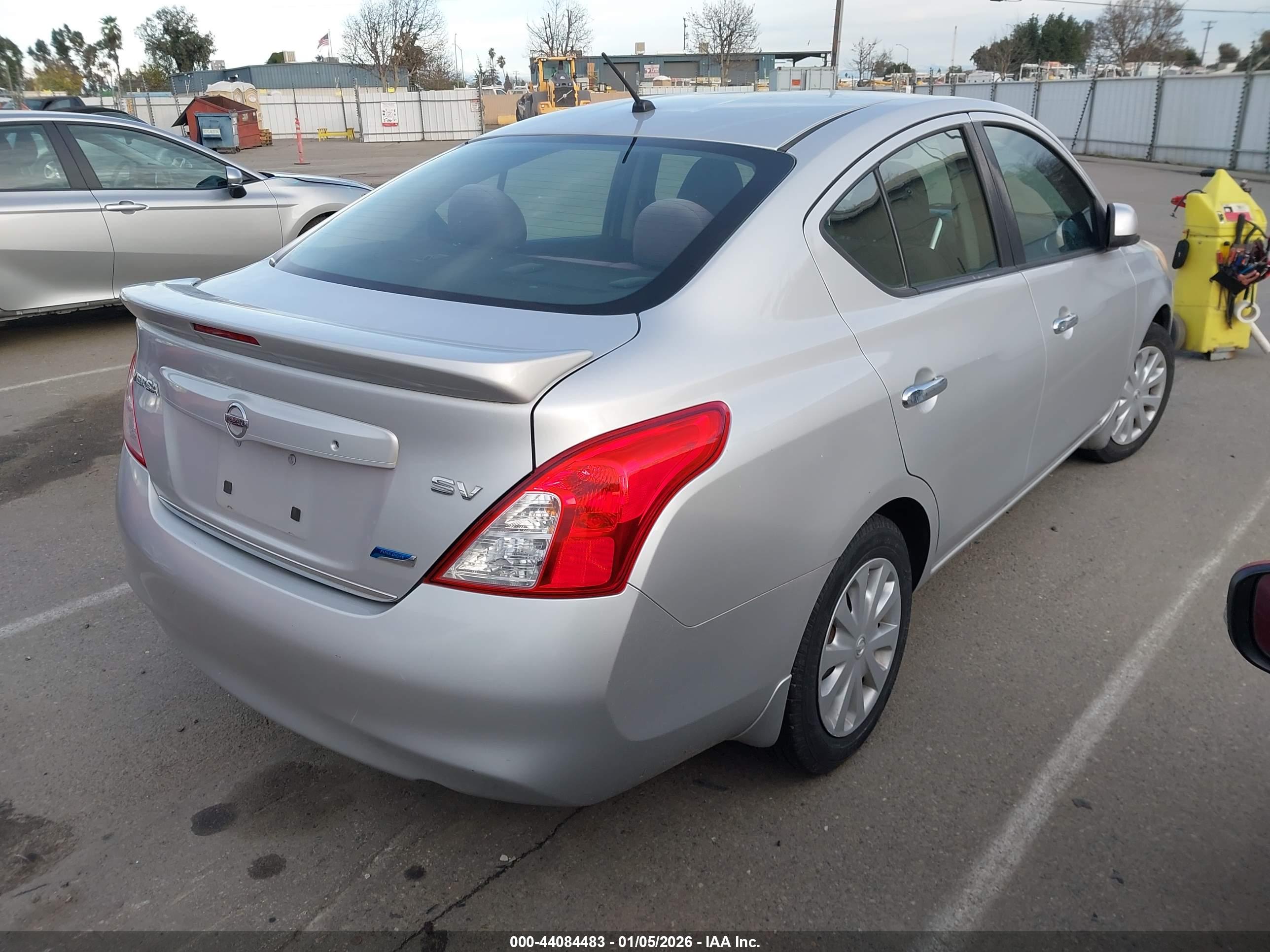 NISSAN VERSA image 4