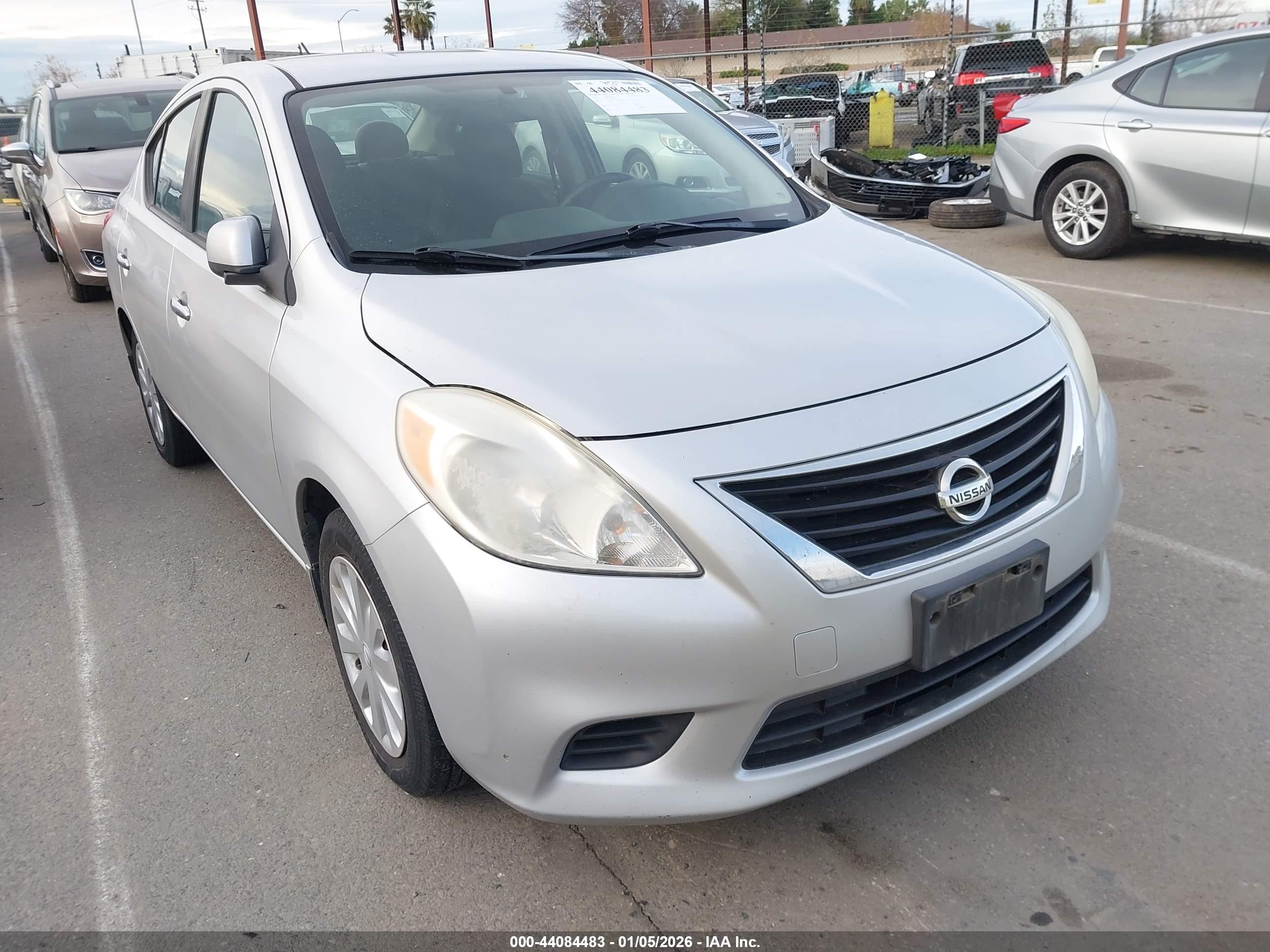 NISSAN VERSA image 6
