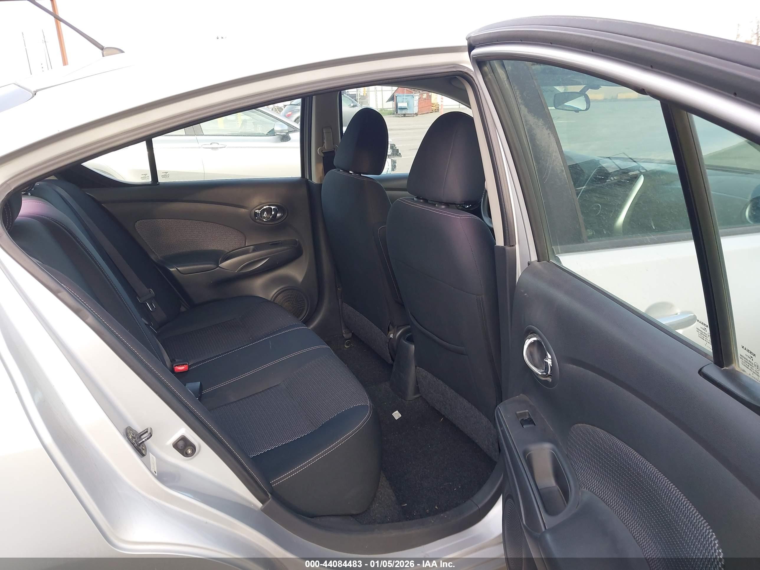 NISSAN VERSA image 8