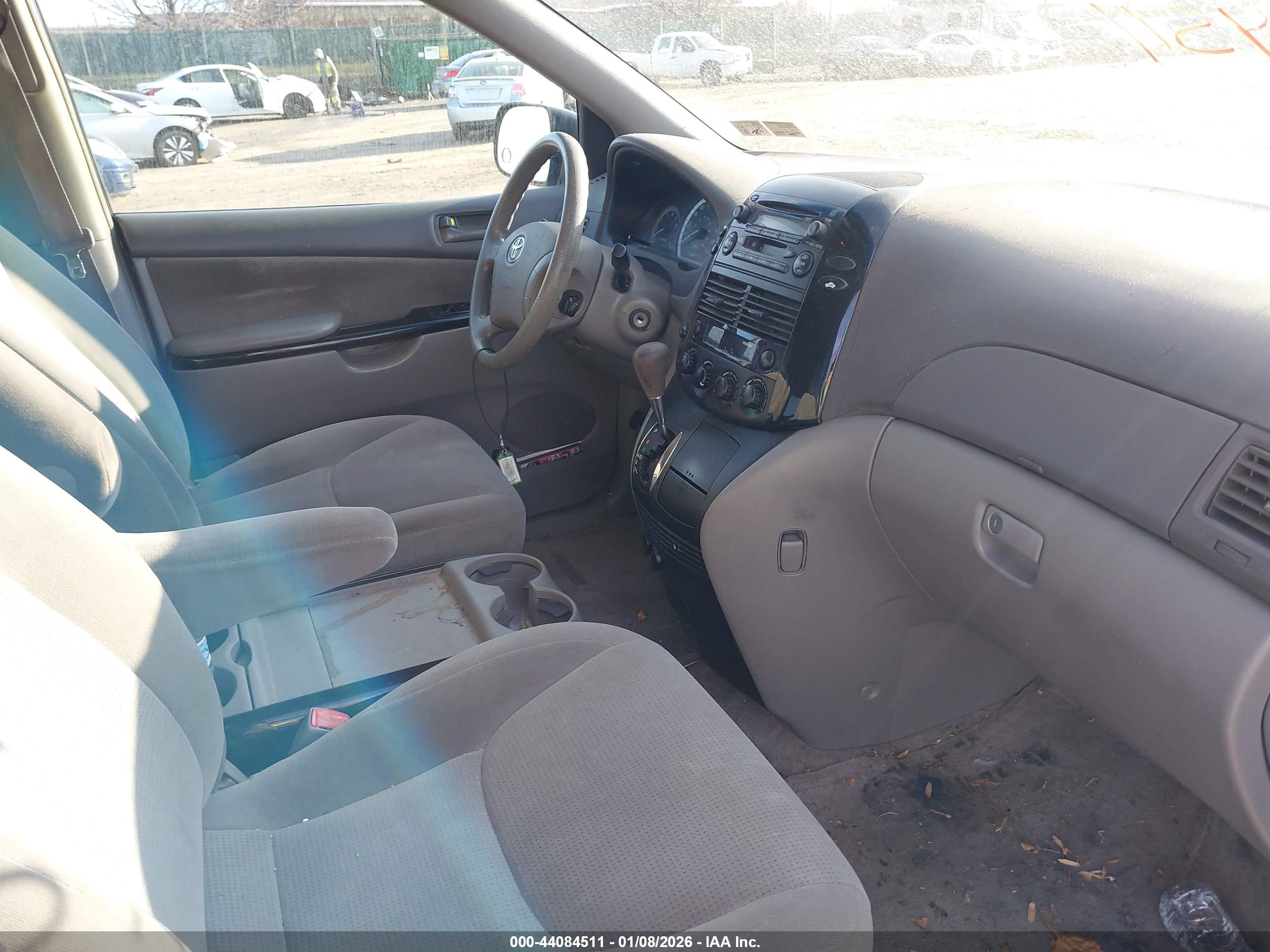 TOYOTA SIENNA image 5
