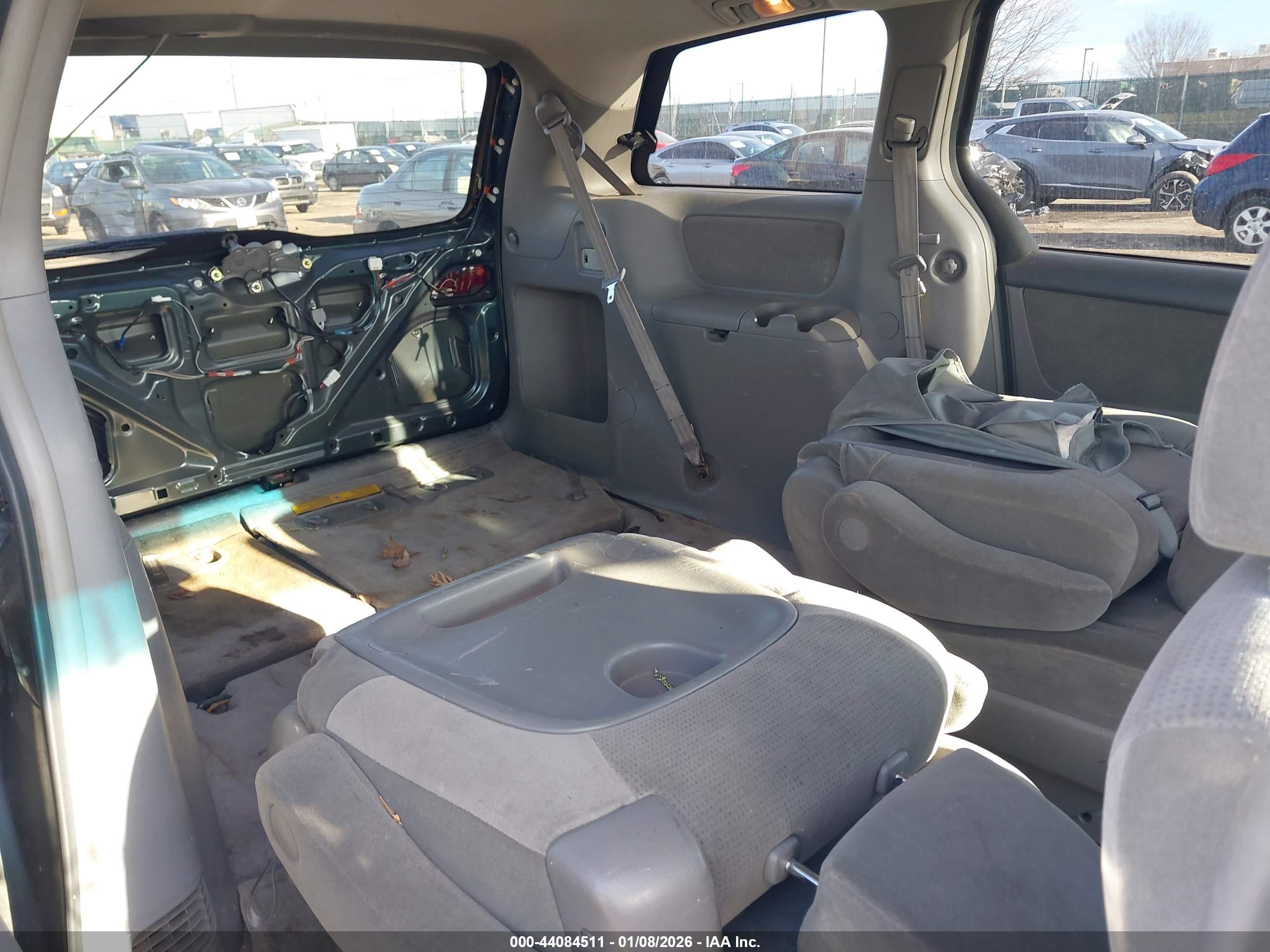 TOYOTA SIENNA image 8