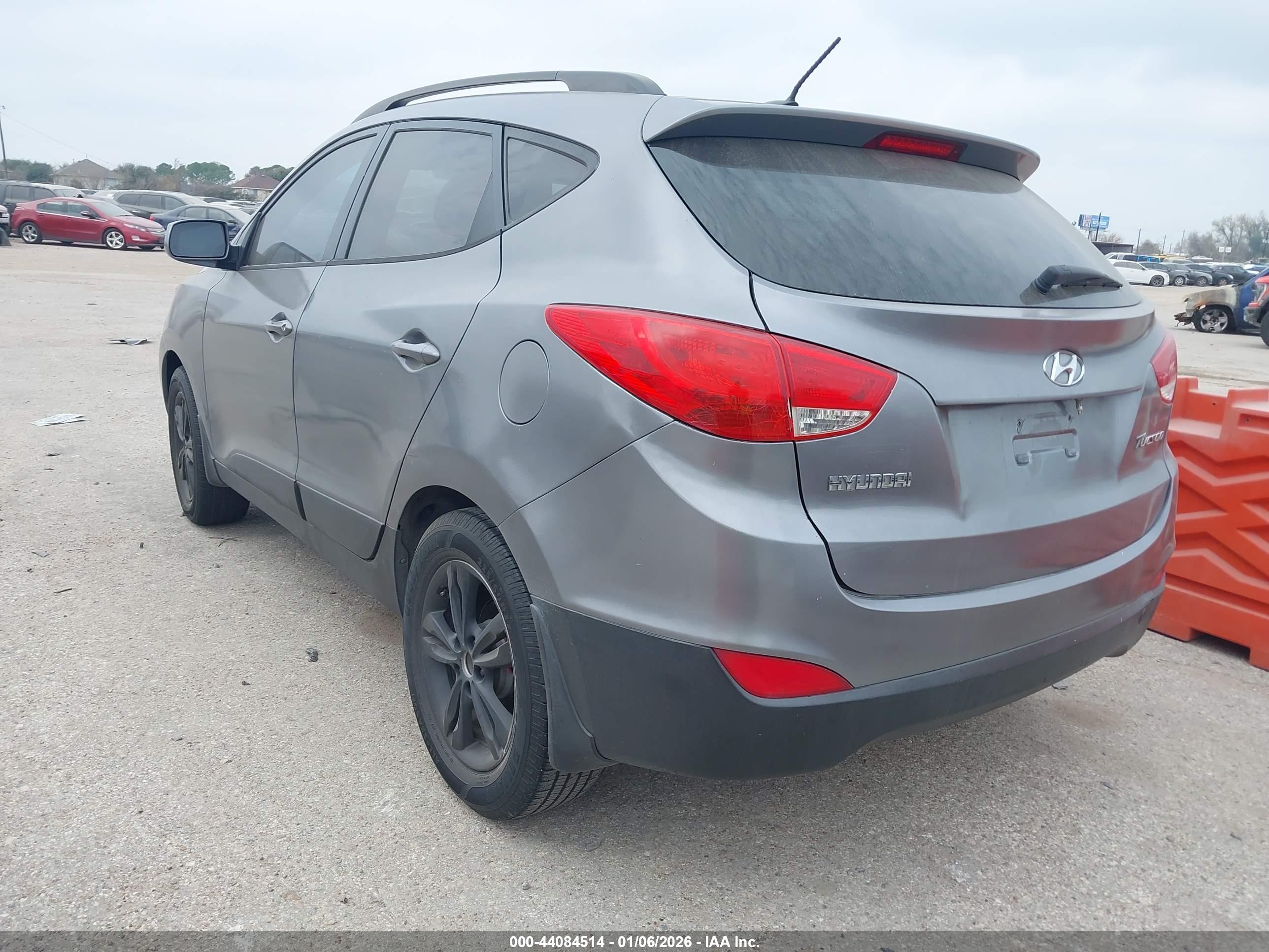 HYUNDAI TUCSON image 3