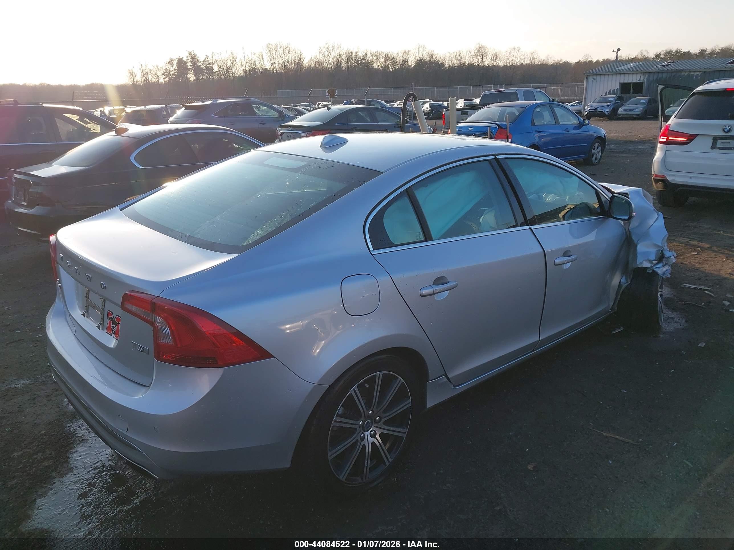 VOLVO S60 image 4
